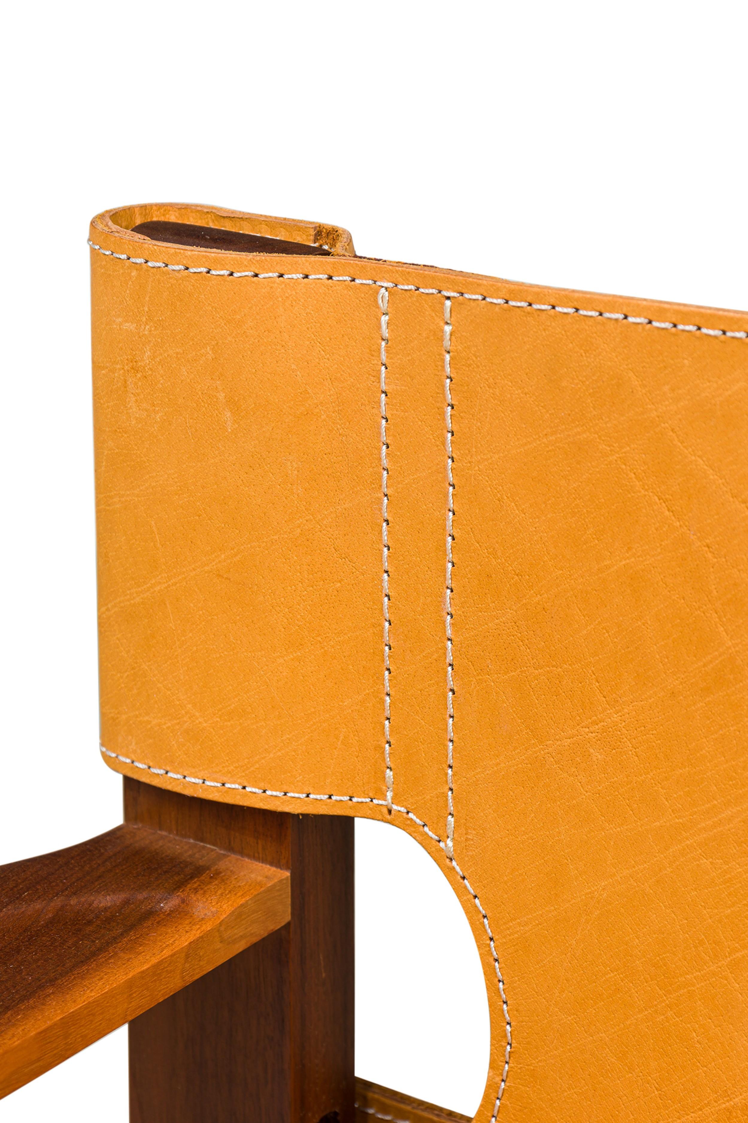 Pelle Poltrone in stile Cintro in legno di noce con rivestimento in pelle Saddle Tan in vendita