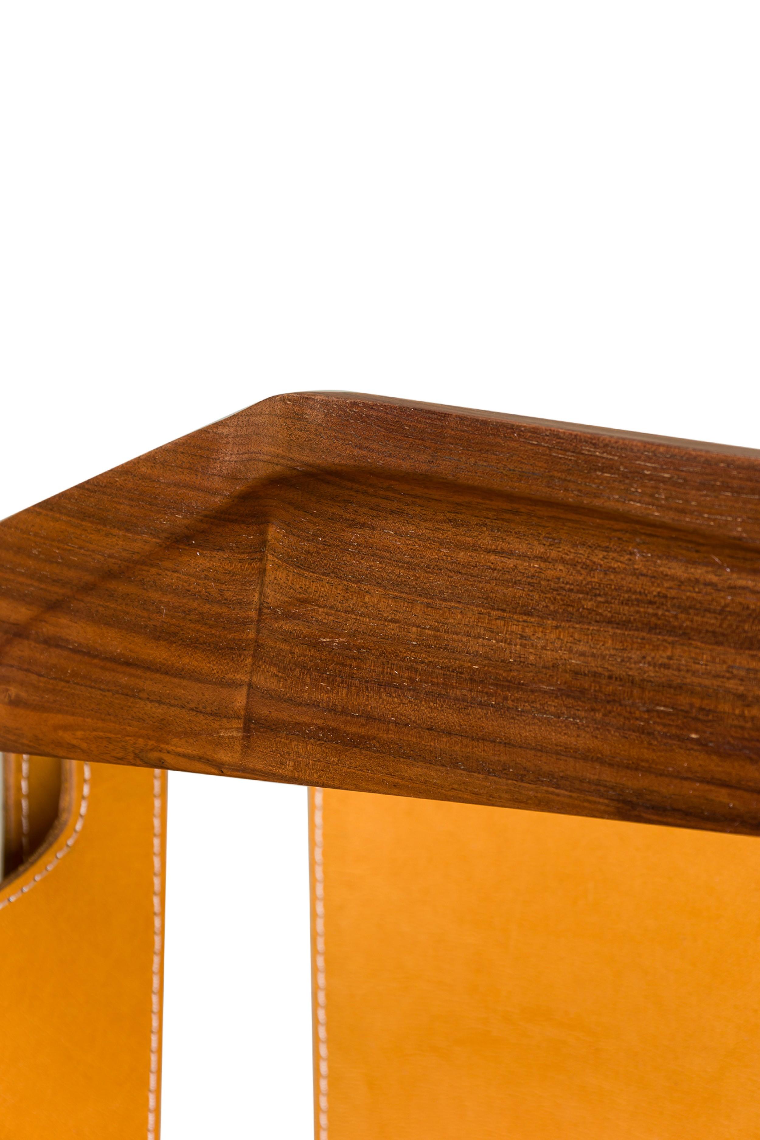 Poltrone in stile Cintro in legno di noce con rivestimento in pelle Saddle Tan in vendita 1