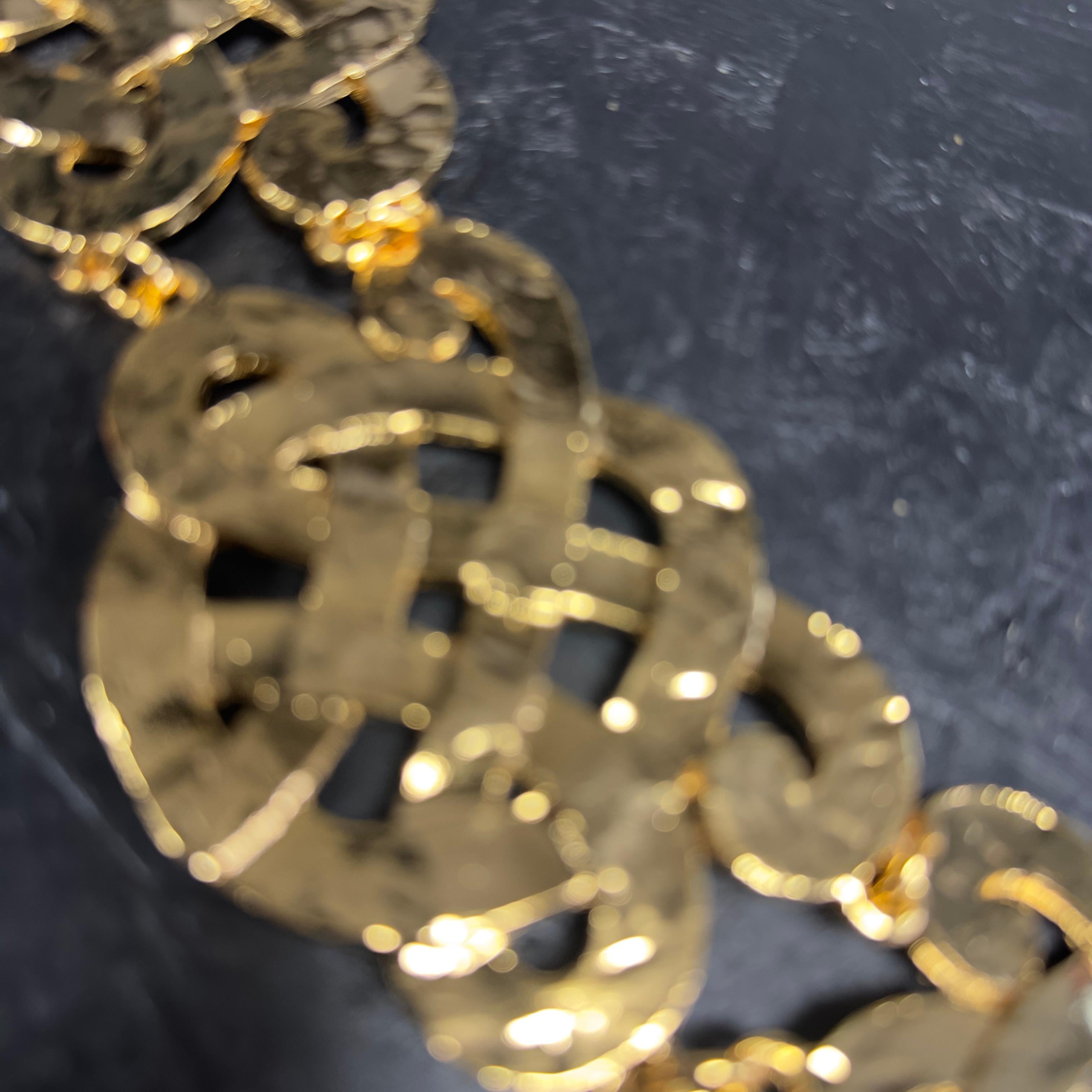 Cintura Chanel vintage color oro con maglie ricamate
Condizioni ottime, ideale sopra maglie e vestiti per un tocco glamour 
Articolo da collezione presente nel libro Chanel
Misura 75 cm