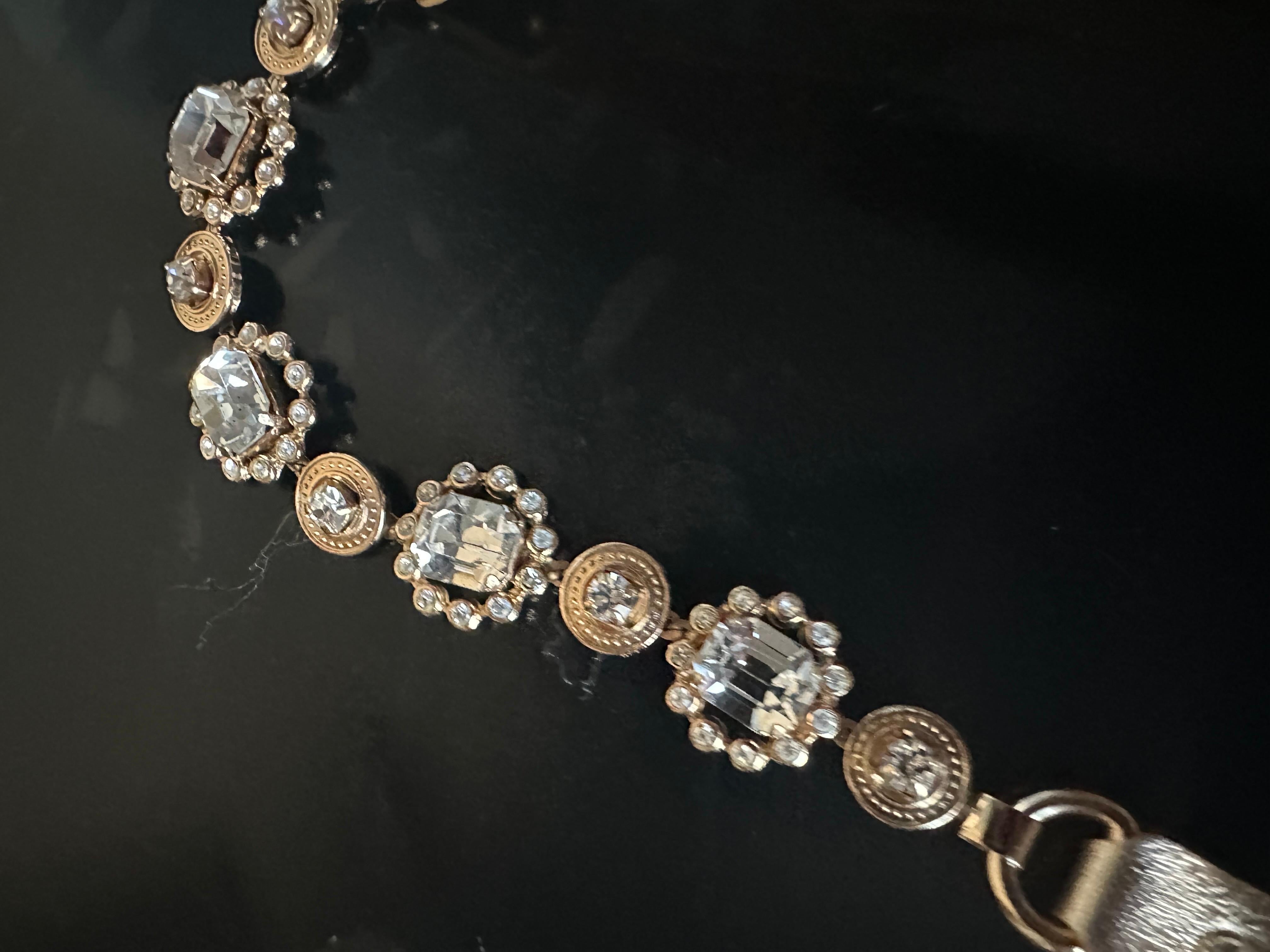 Cintura color oro Dolce & Gabbana con chiusura moschettone e catena impreziosita da pietre
Misura 90cm