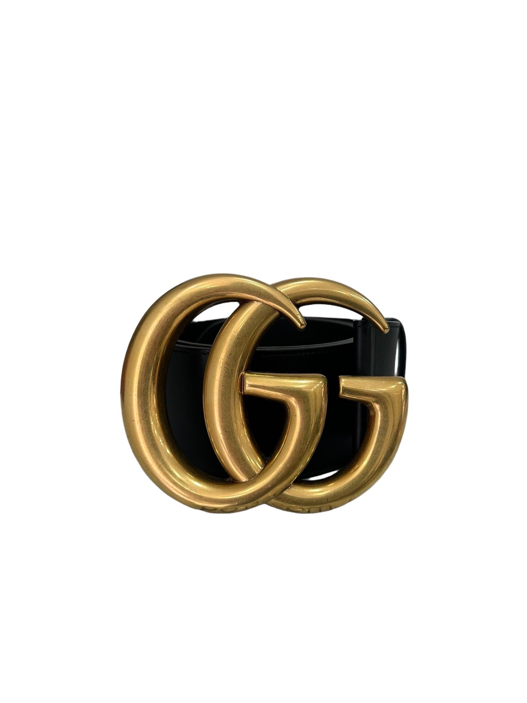 Cinturone firmato Gucci, linea Marmont, realizzati in pelle nera con hardware dorati. Misura 95 centimetri di lunghezza e 7 centimetri di altezza. Caratterizzato da fibbia GG frontale. Completa di scatolo e dustbag originale, si presenta in ottime