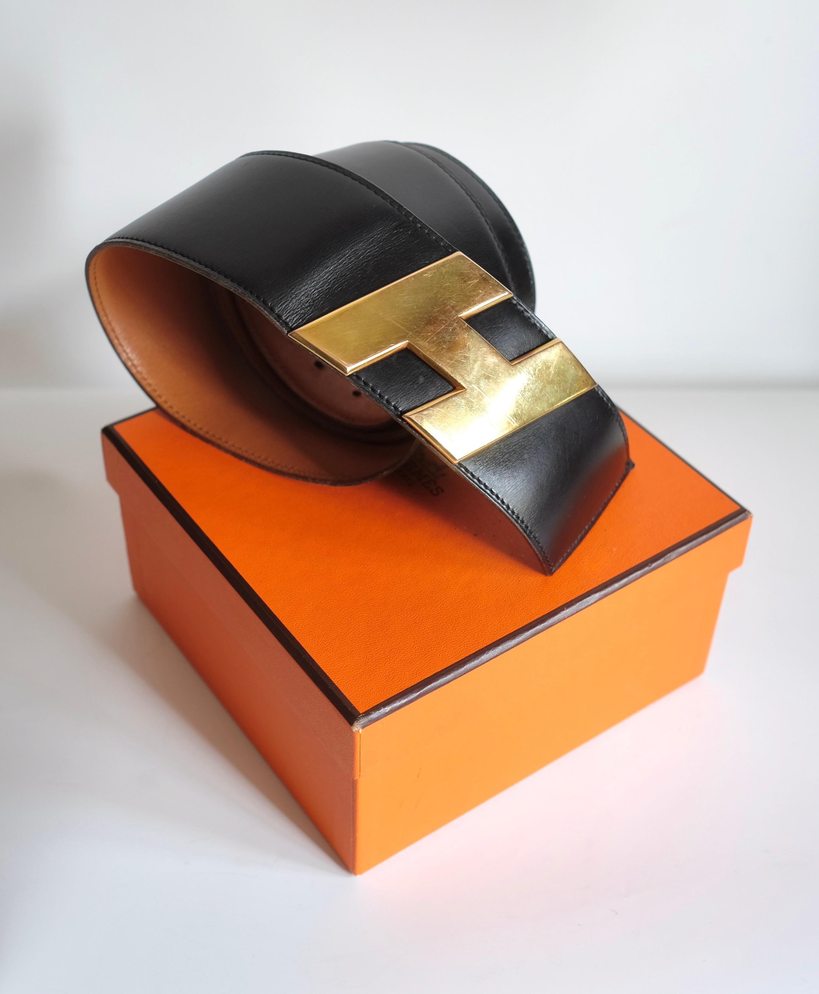 Hermès Vintage Selection by Corrado Luxury - Cinturón original de cuero con hebilla grande en forma de H, hay señales de uso en la superficie de la hebilla de metal dorado y en los agujeros del interior del cinturón. El modelo es vintage por lo que