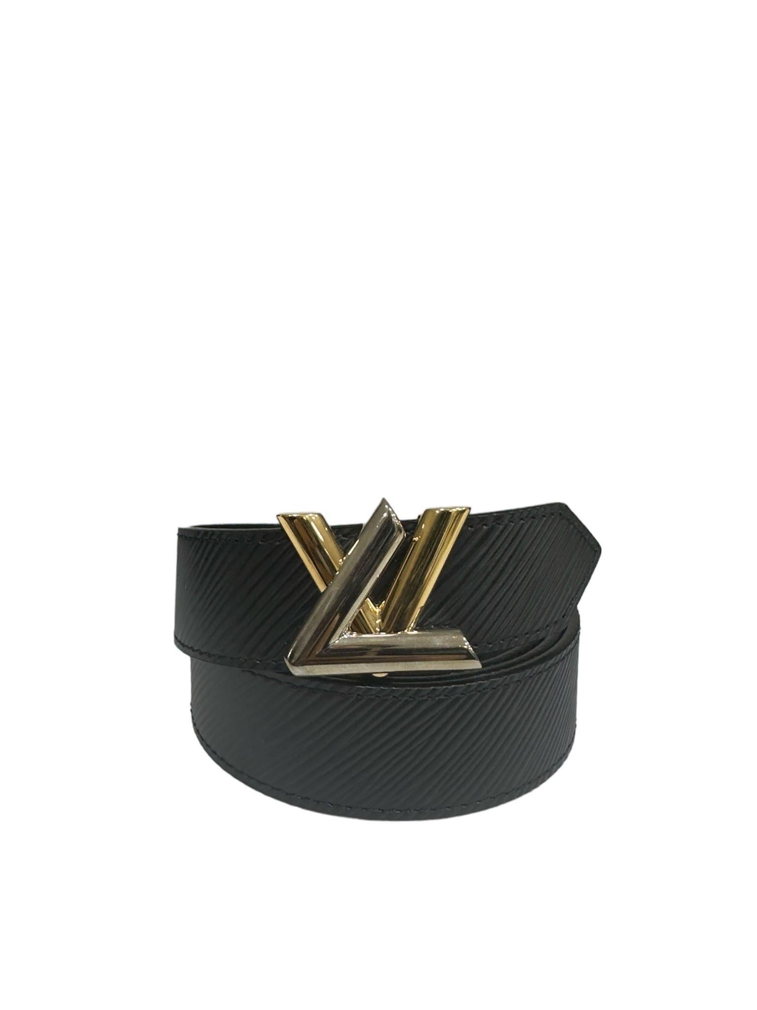 Cintura firmata Louis Vuitton, modello Twist, realizzata in pelle Epi nera con hardware argento e oro. Dotata di una fibbia con logo ”LV” in hardware sia oro che argento. Misura 85 centimetri di lunghezza e 3 centimetri di altezza. Completa di