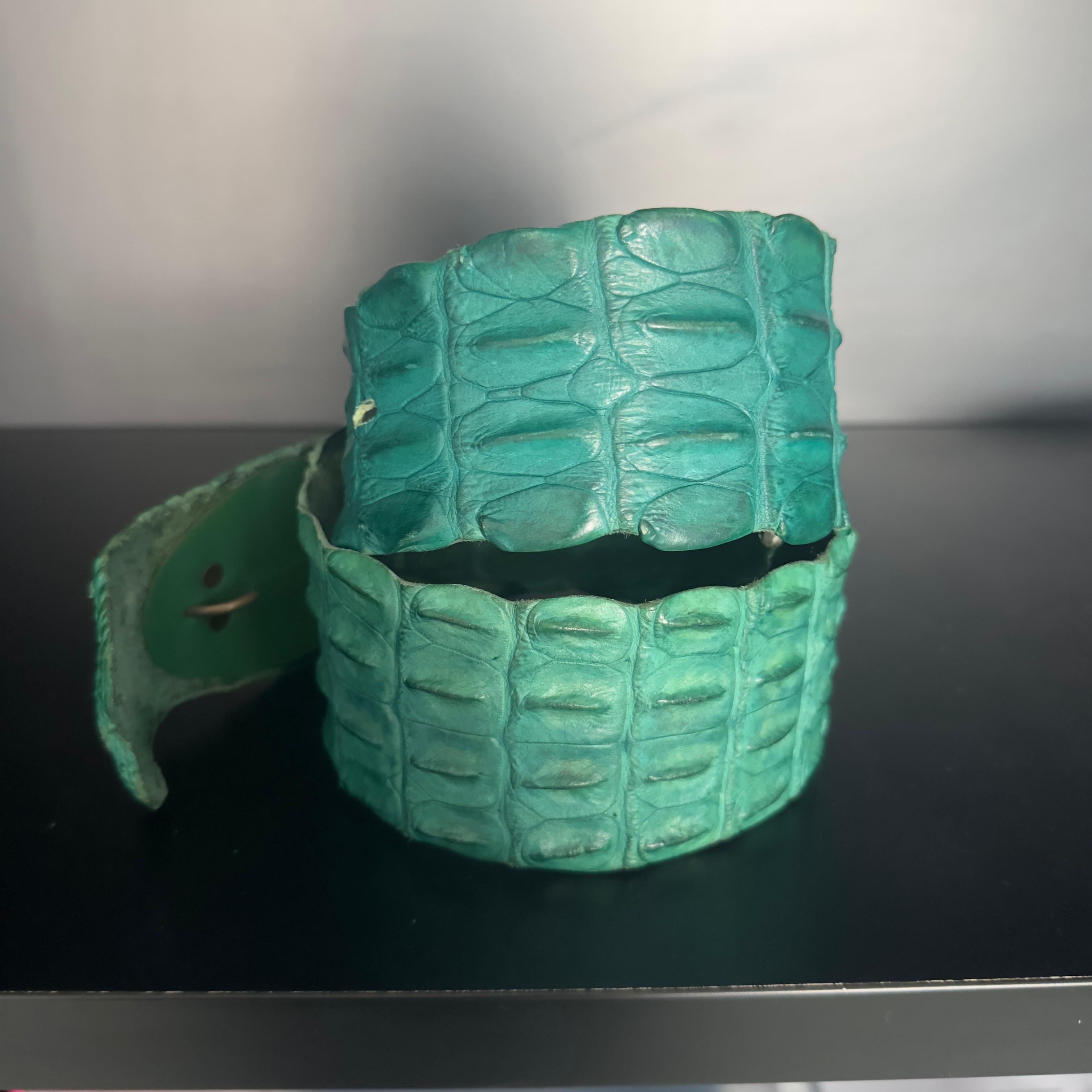Cintura Roberto Cavalli I linea verde in vera pelle di coccodrillo. Taglia small lunghezza totale 105cm
Condìzioni pari al nuovo, chiusura regolabile, completa di dust