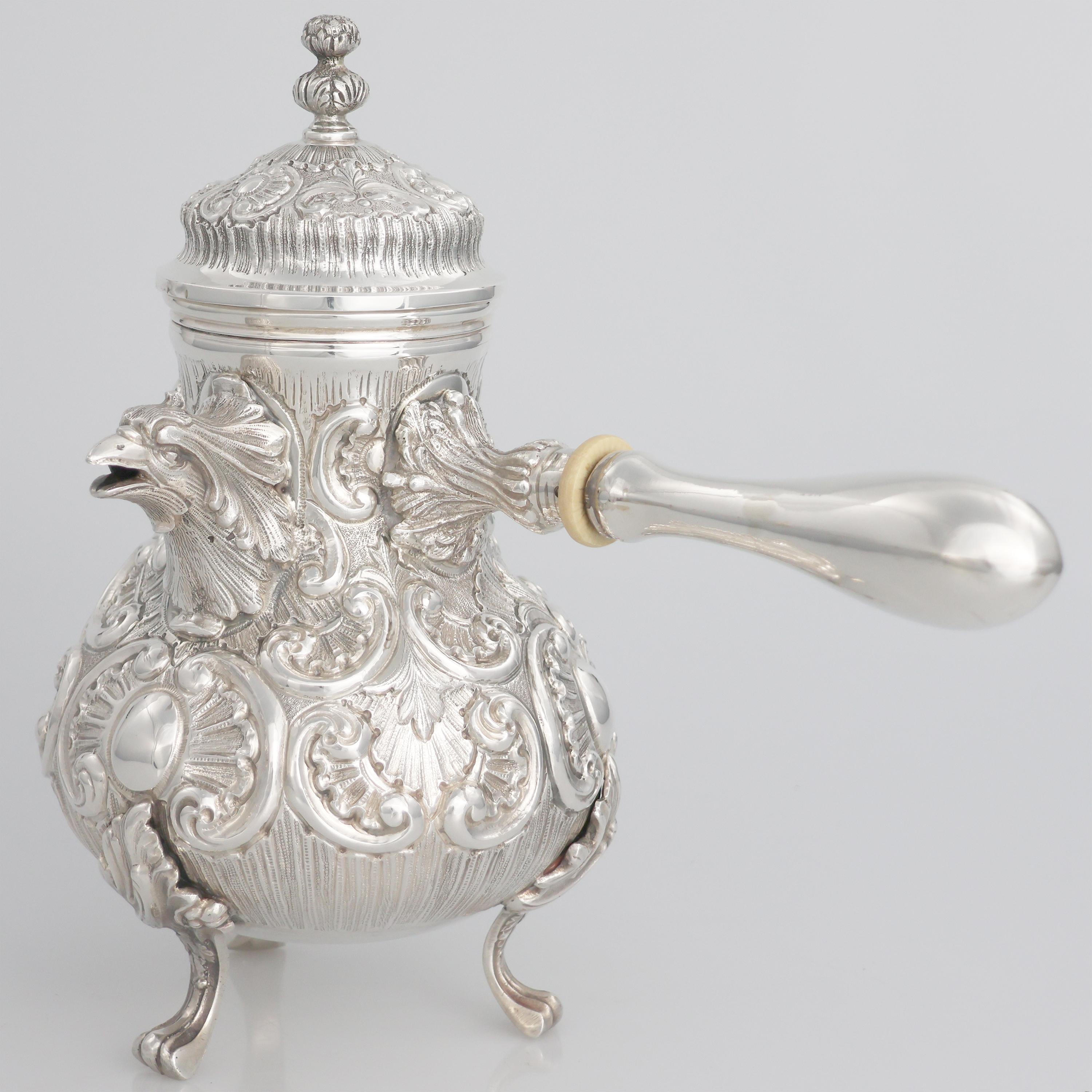Descrizione
Cioccolatiera in argento 925 Italia, Milano, ultimo quarto XX secolo
Elegante cioccolatiera realizzata in argento 925, di produzione italiana (Milano), databile all’ultimo quarto del XX secolo. Il corpo piriforme è riccamente sbalzato e