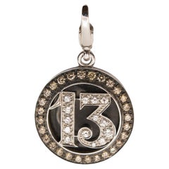 Colgante 13 Lucky Charms de oro de 18 quilates, esmalte negro y diamantes