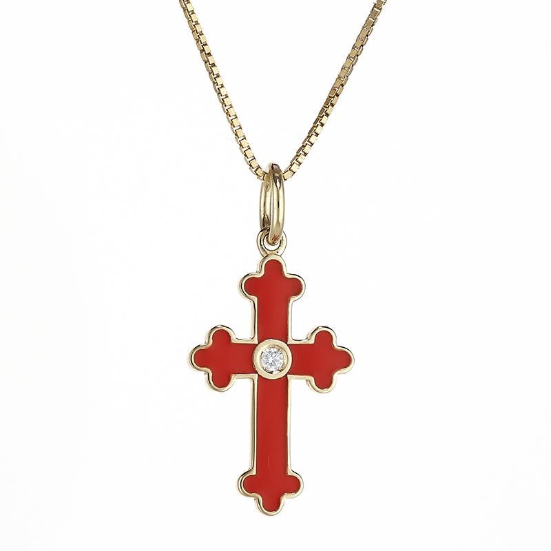 Un délicat pendentif en forme de croix latine avec un design de style byzantin.
Cette croix est ornée d'un émail de feu. Cette technique d'émaillage garantit que la couleur reste brillante et inchangée au fil du temps.
Il peut donc être porté tous