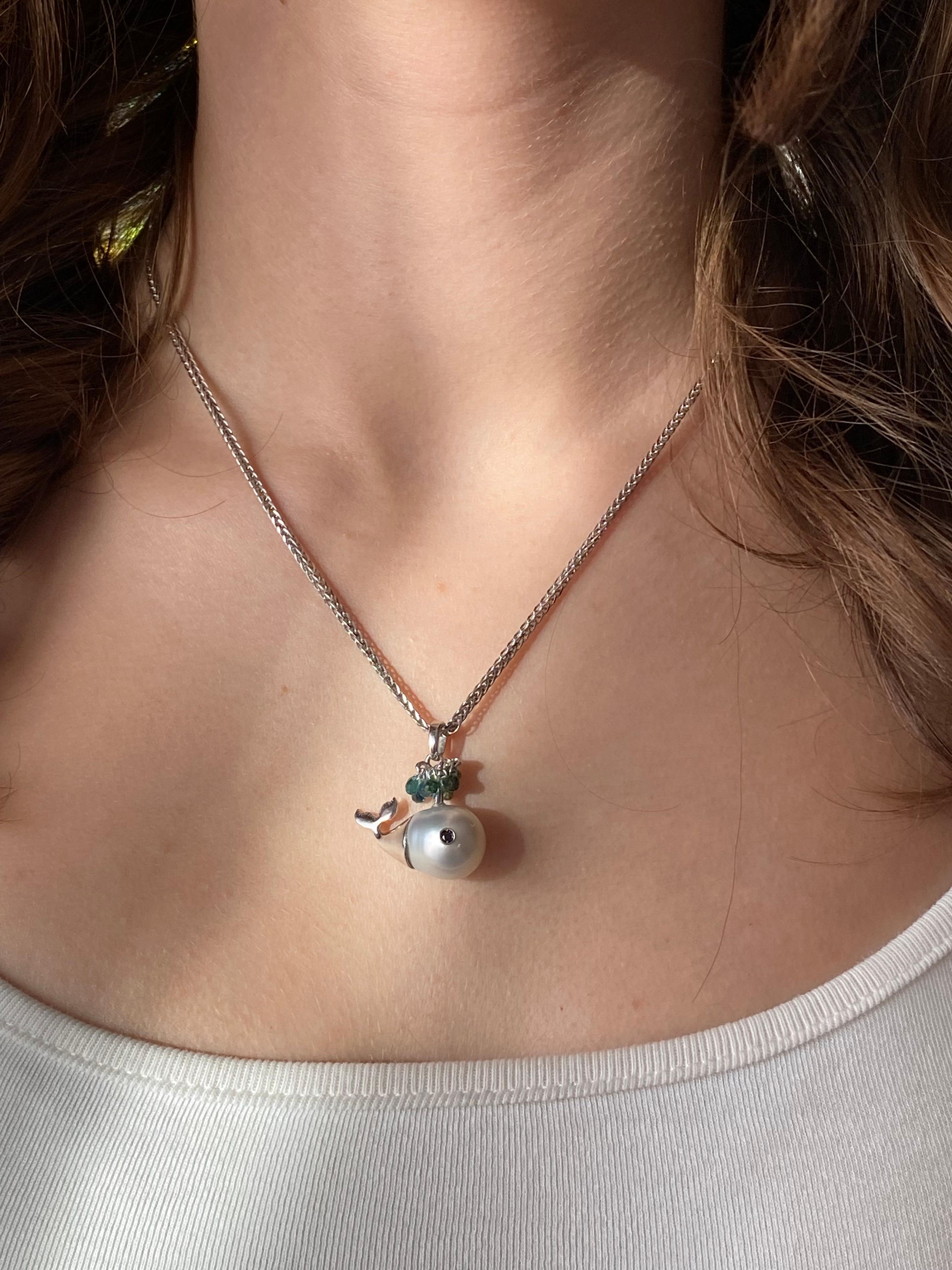 Un bijou unique célébrant l'élégance de la mer : à partir d'une perle australienne ovale de 12 mm, symbole de pureté et de luminosité.
Ce qui prend vie, c'est une baleine blanche avec une queue et un spray en or blanc 18 carats. De légères gouttes