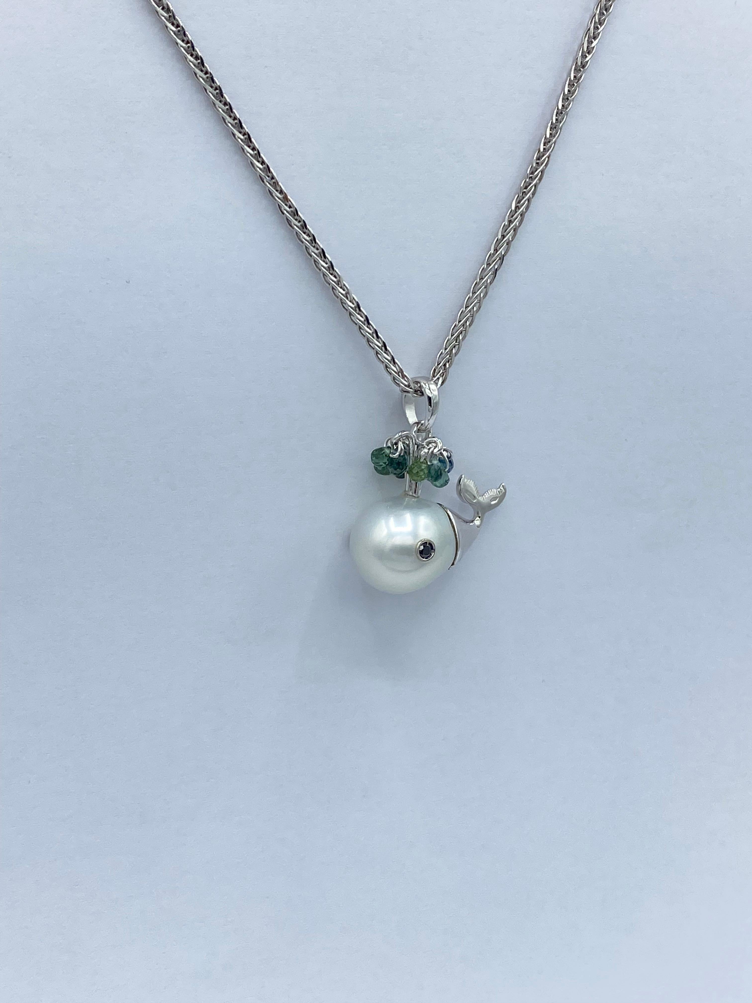 Artisan Pendentif baleine en or blanc 18Kt Perle australienne Tourmaline Diamant noir en vente