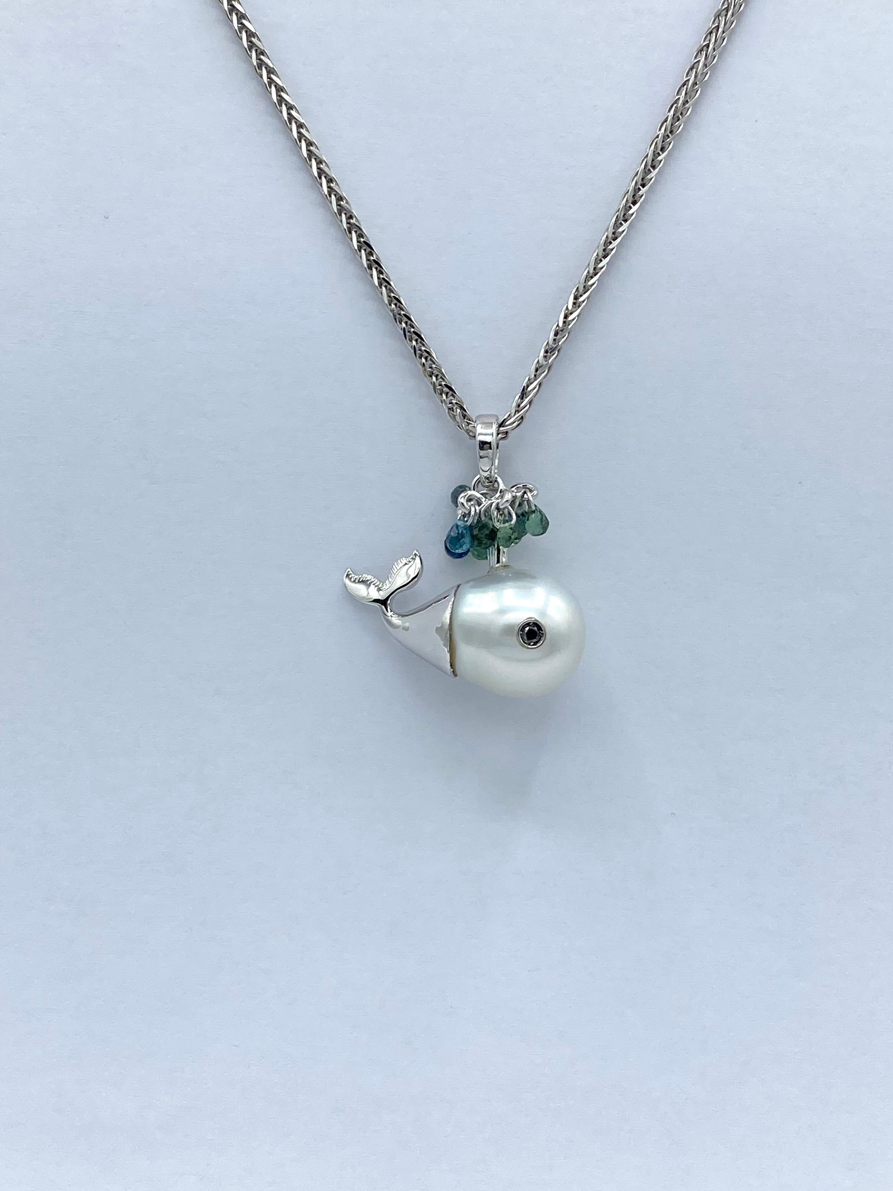 Round Cut Pendentif baleine en or blanc 18Kt Perle australienne Tourmaline Diamant noir en vente