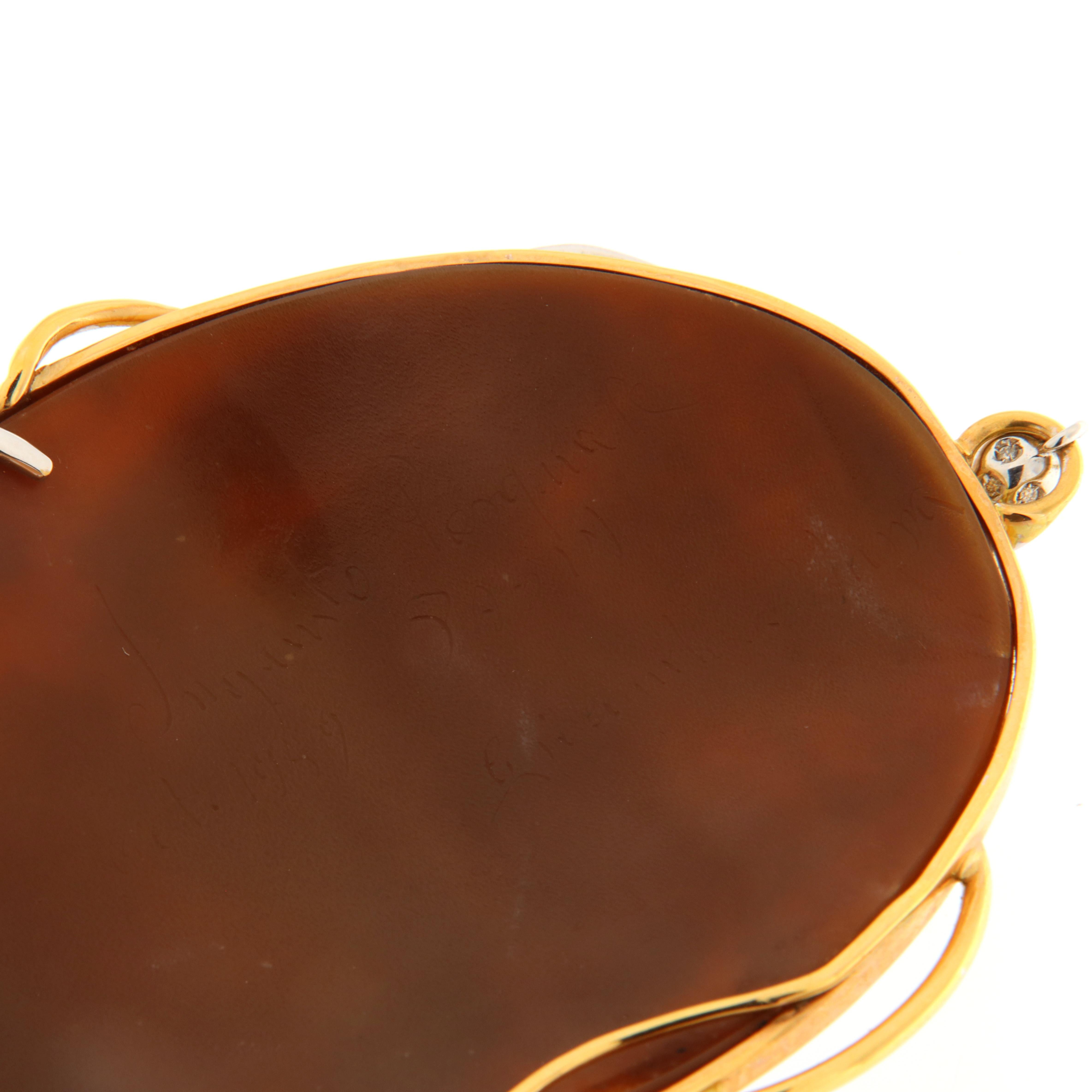 Moderne Pendentif camée avec monture en or et diamants en vente