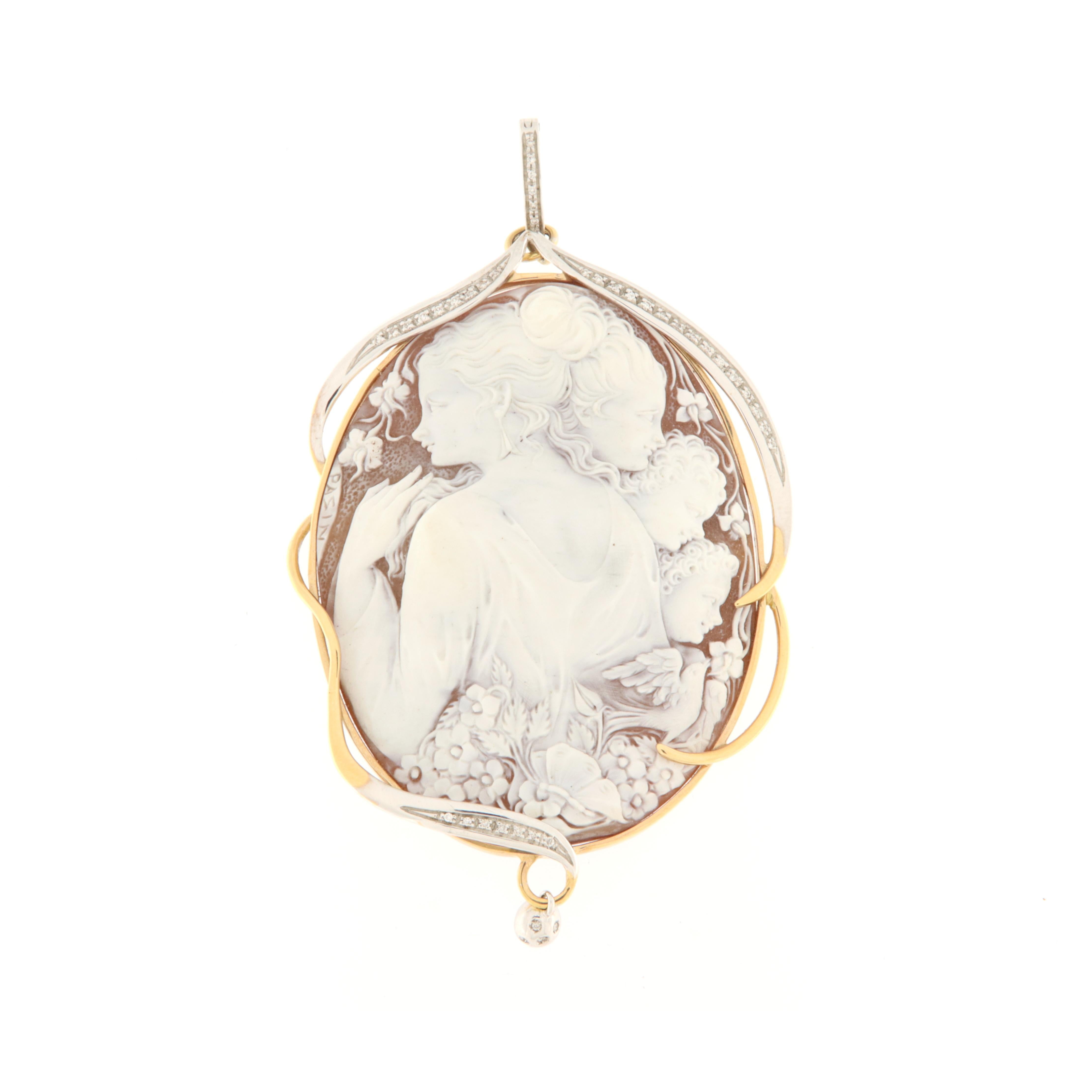 Round Cut Pendentif camée avec monture en or et diamants en vente