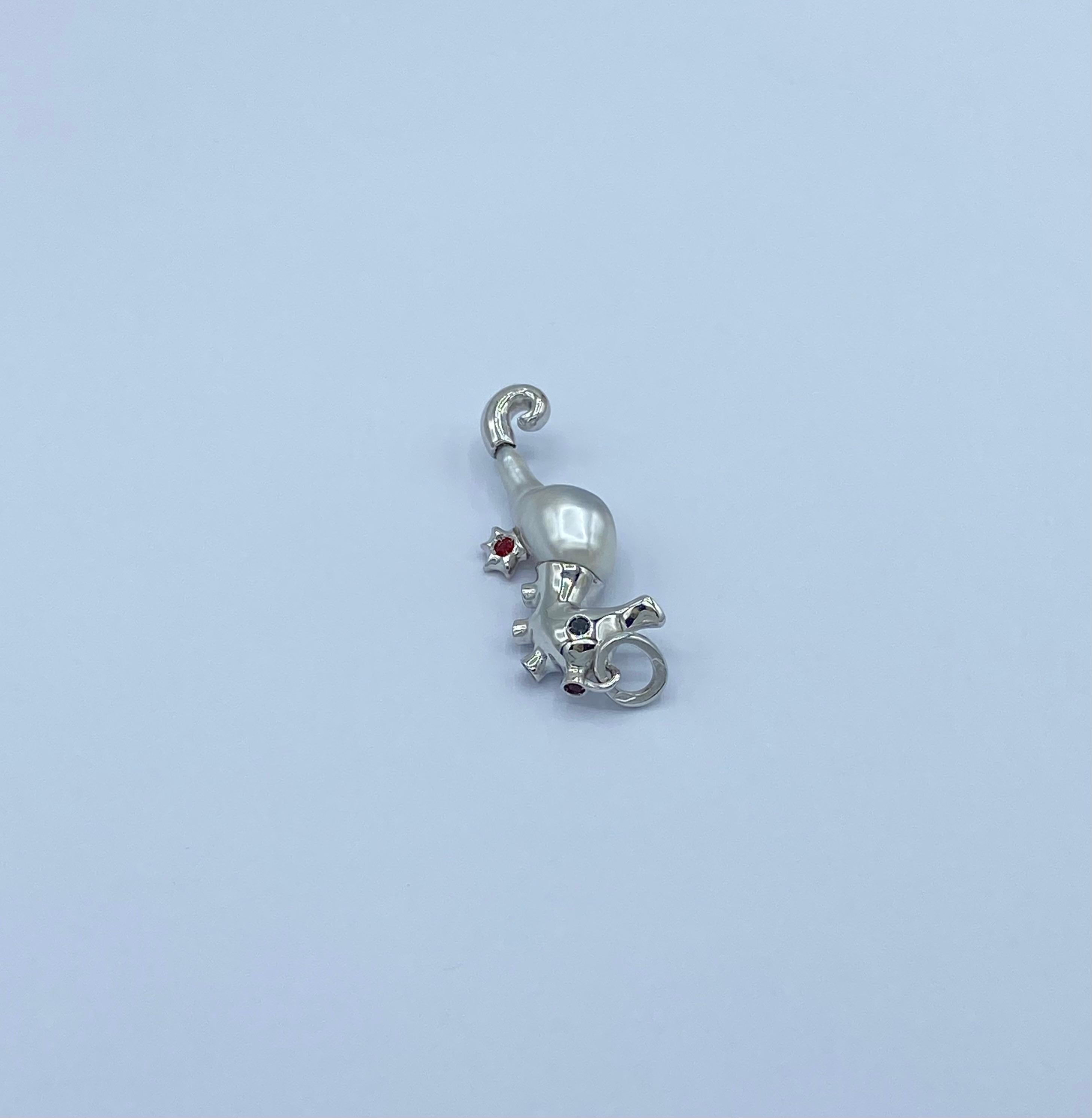 Seahorse pendant in 18Kt gold Keshi pearl diamonds and sapphires In New Condition For Sale In Bussolengo, Verona