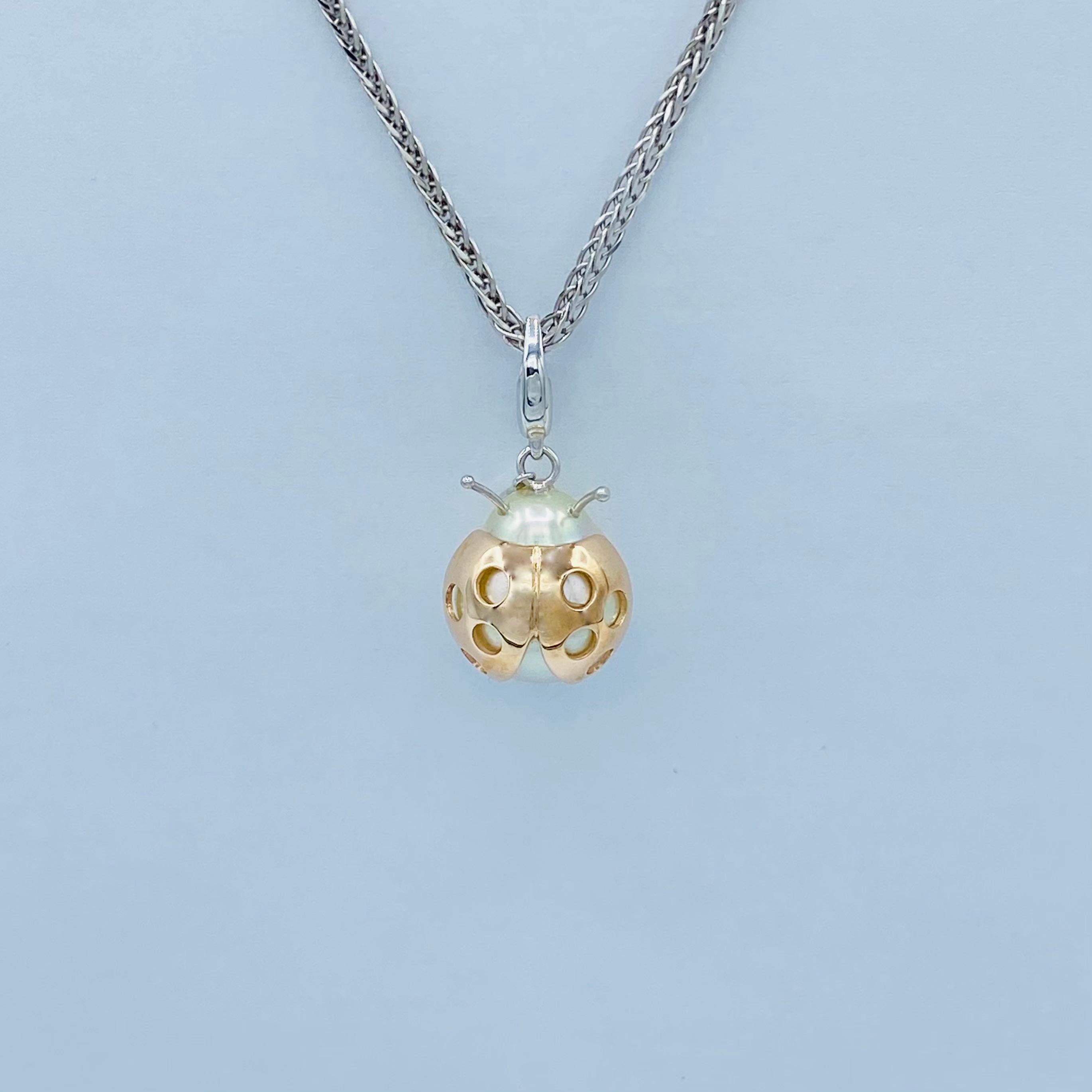 Marienkäfer-Anhänger aus 18 Karat Gold und Perlen  der Südsee im Angebot 4
