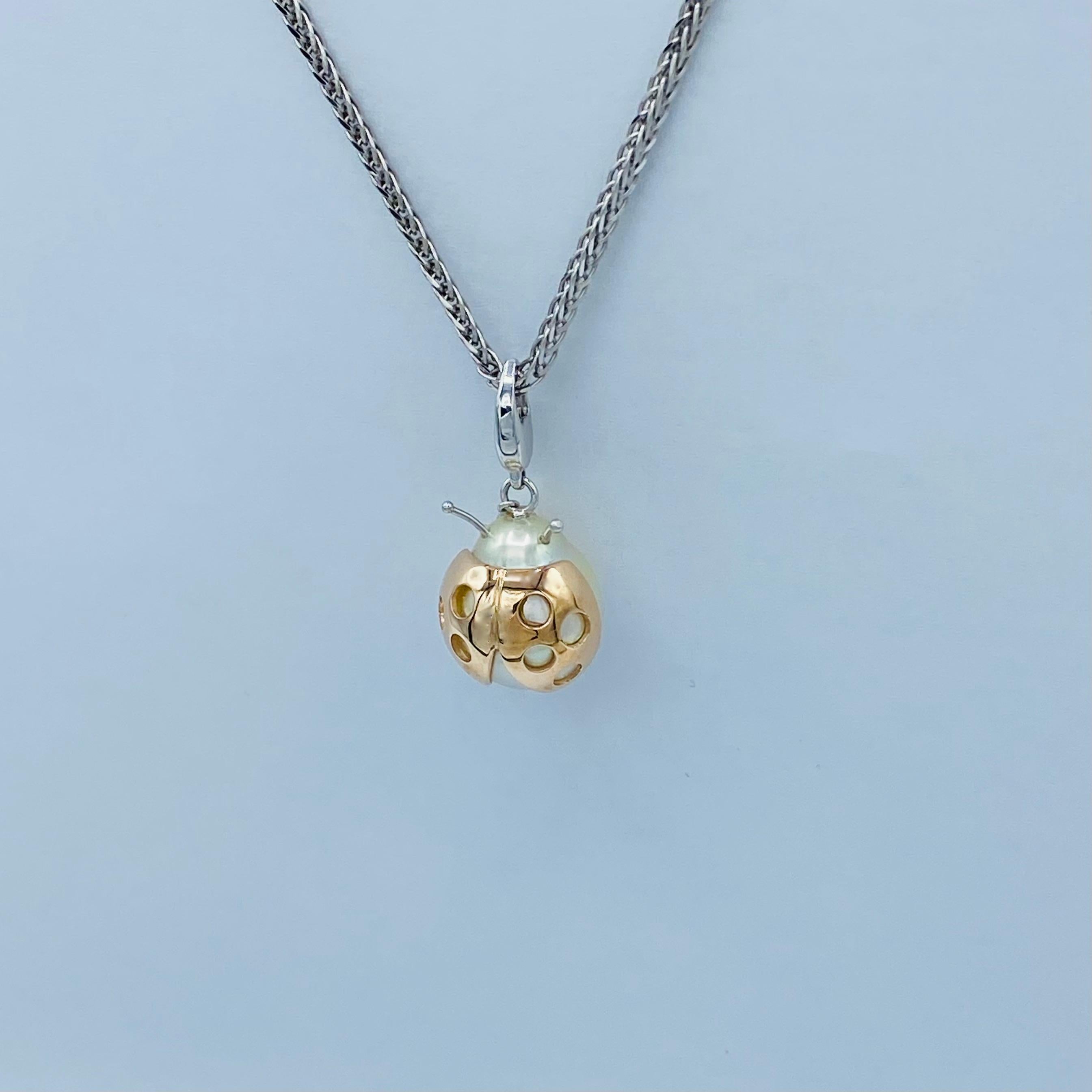 Marienkäfer-Anhänger aus 18 Karat Gold und Perlen  der Südsee (Kunsthandwerker*in) im Angebot