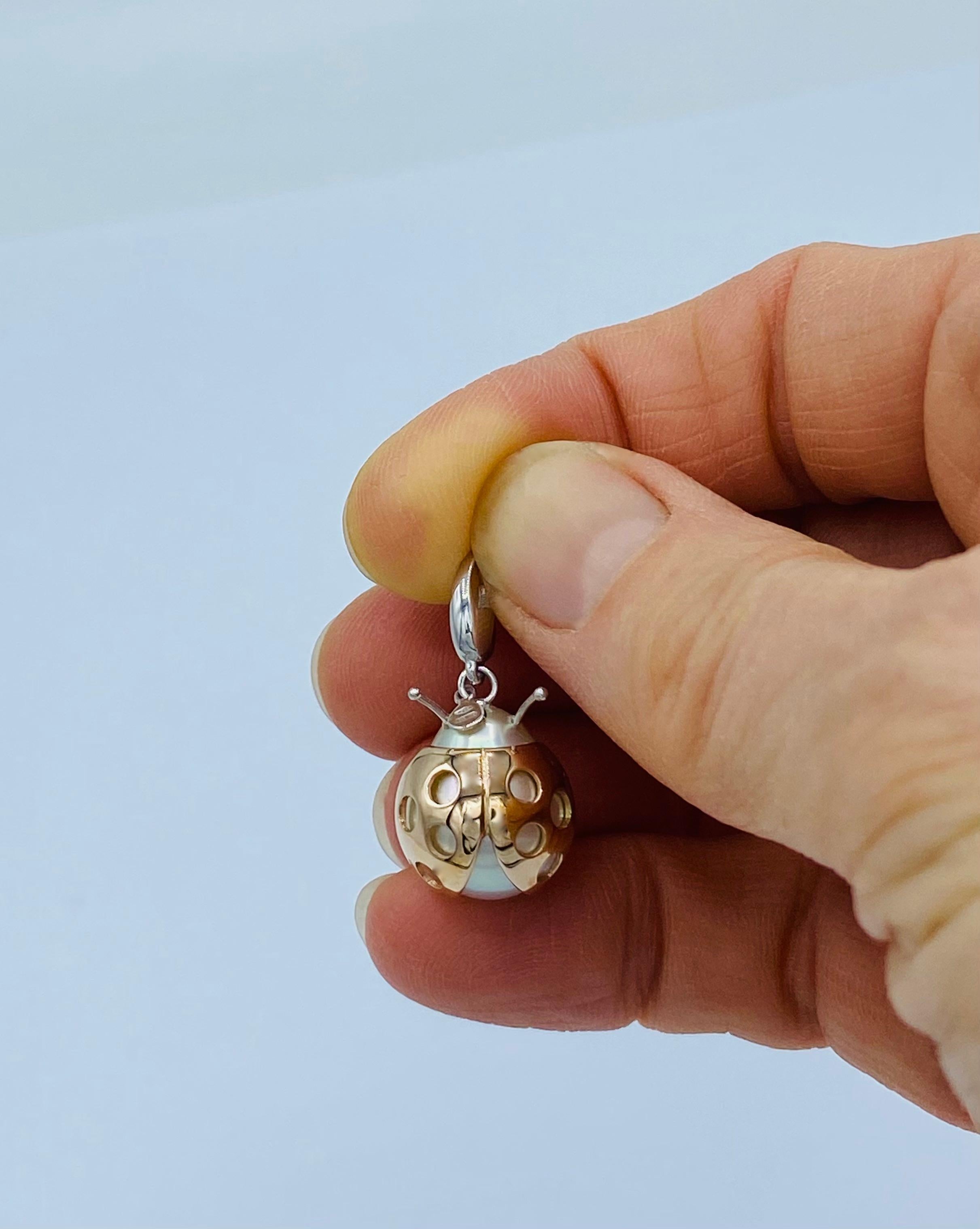 Marienkäfer-Anhänger aus 18 Karat Gold und Perlen  der Südsee (Oval Cut) im Angebot