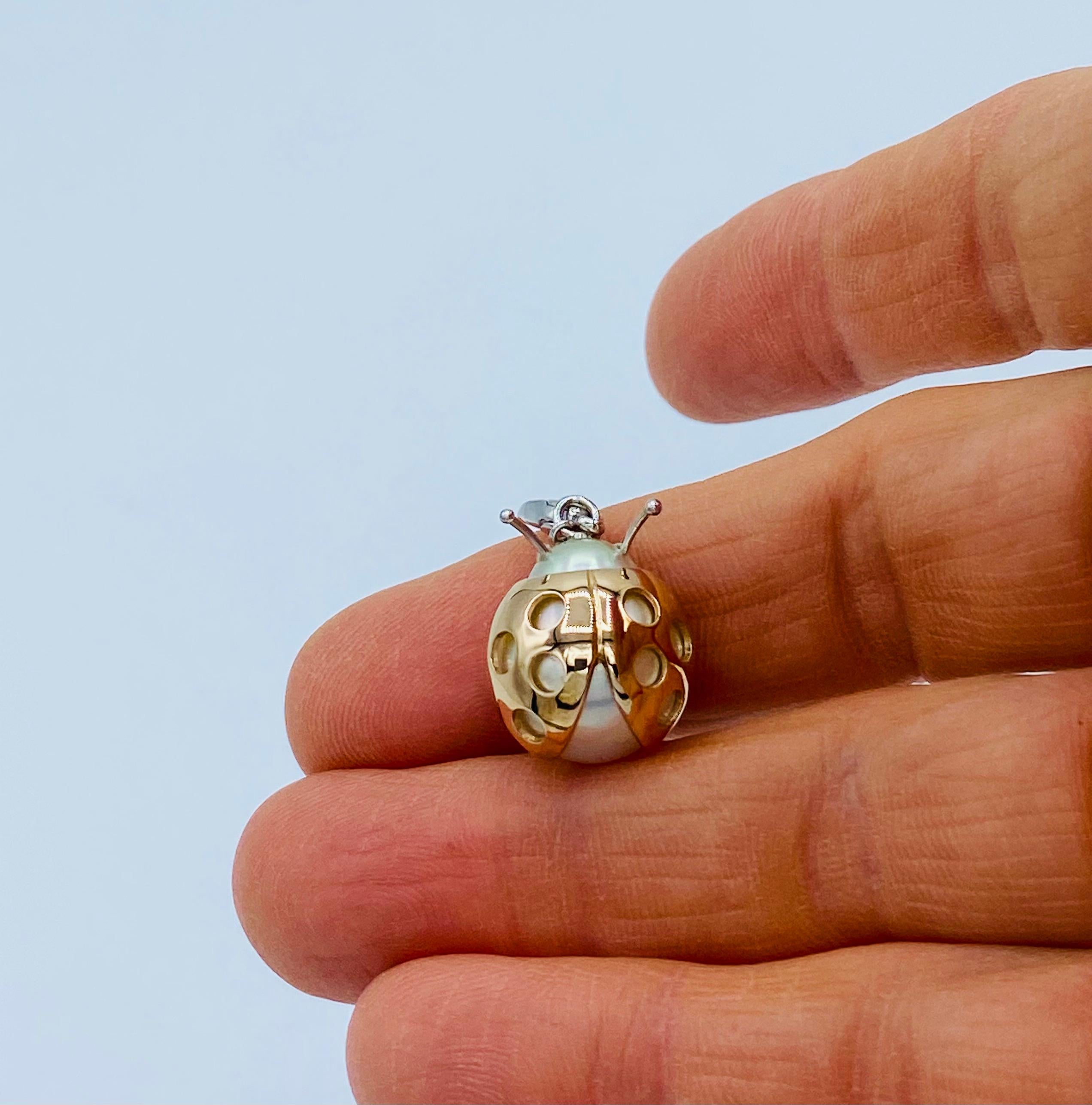 Marienkäfer-Anhänger aus 18 Karat Gold und Perlen  der Südsee im Zustand „Neu“ im Angebot in Bussolengo, Verona