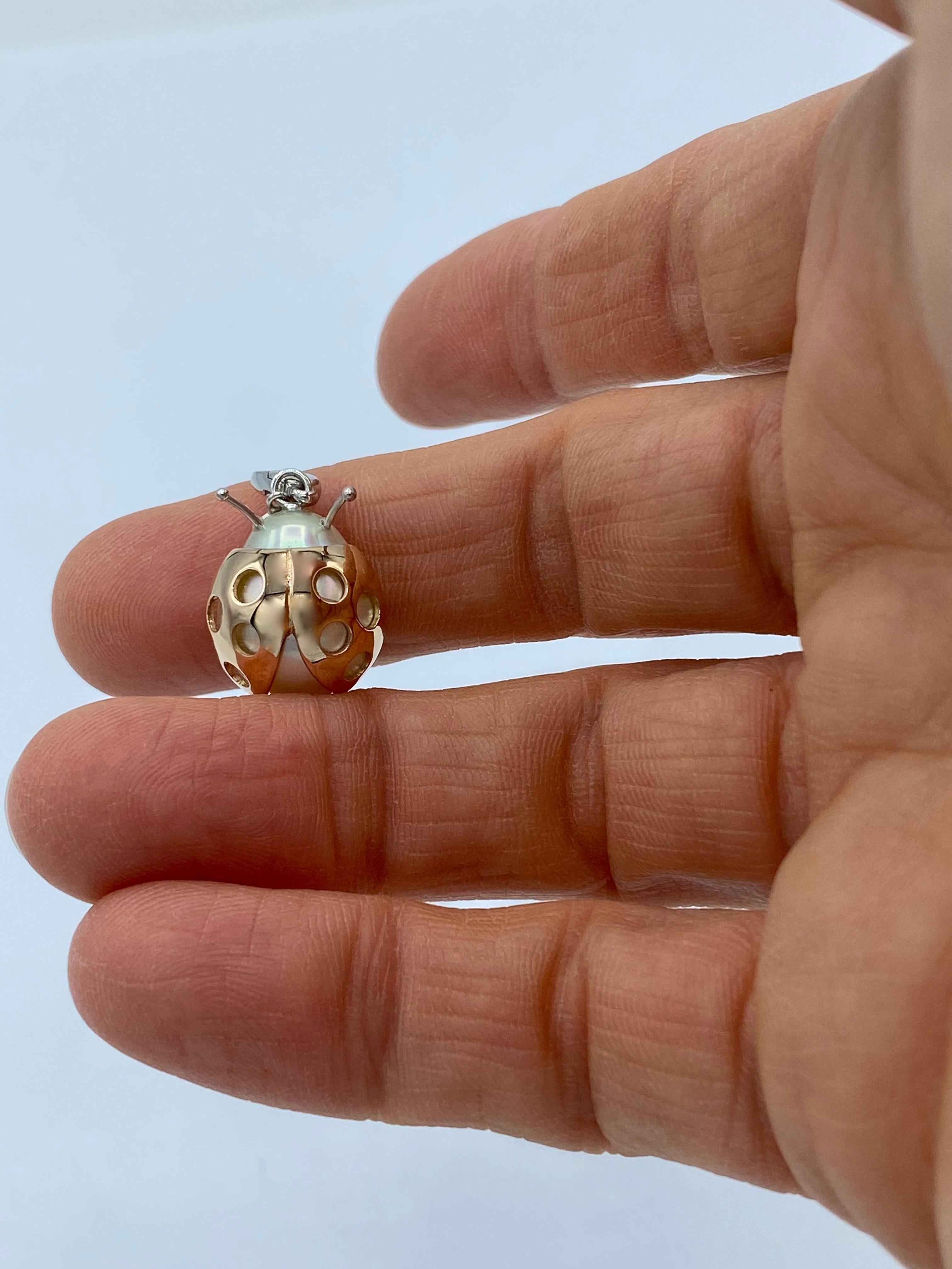 Marienkäfer-Anhänger aus 18 Karat Gold und Perlen  der Südsee für Damen oder Herren im Angebot