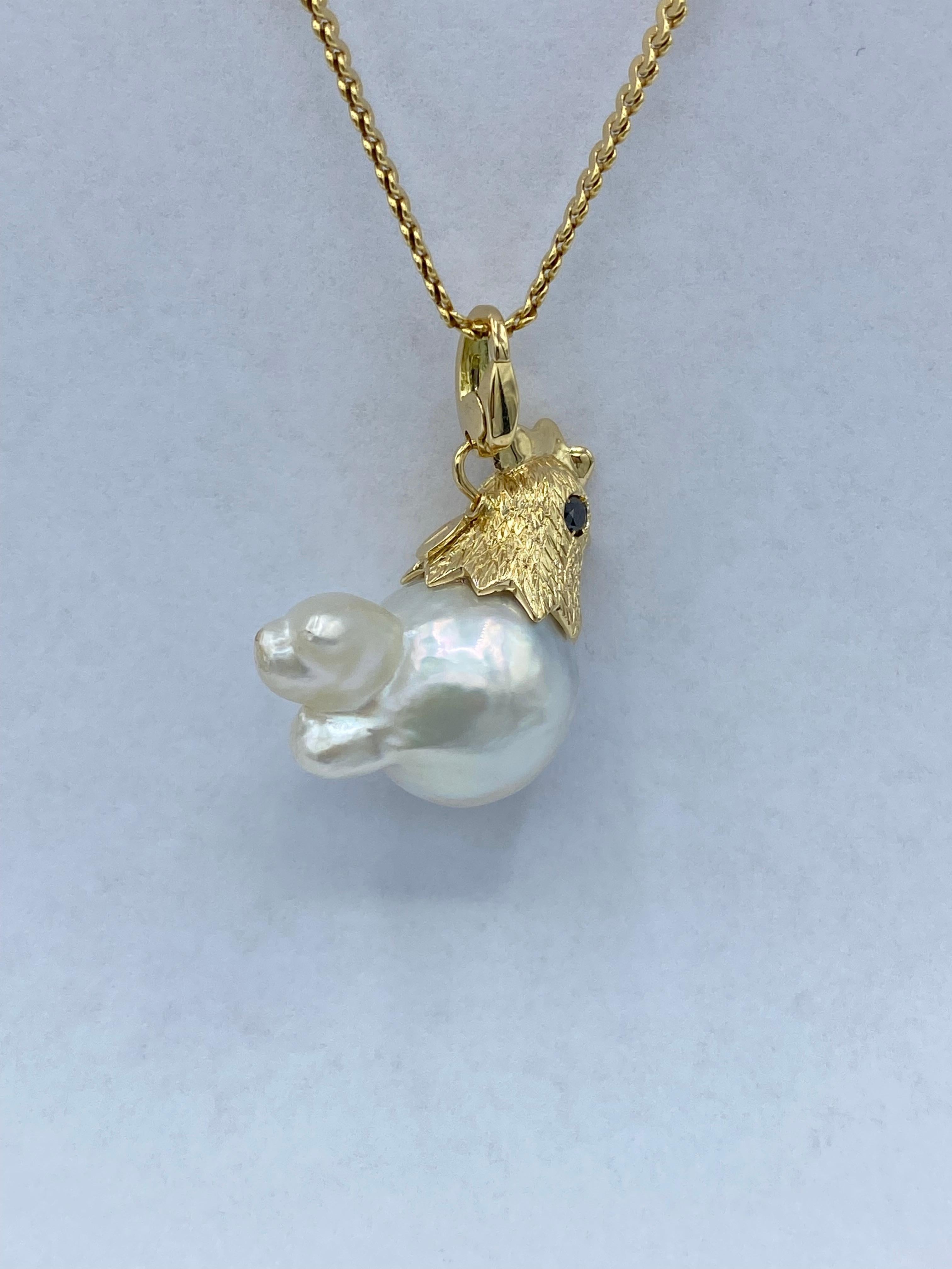 18Kt Gold Hen Pendant/Charm with Australian Pearl and Black Diamonds In New Condition For Sale In Bussolengo, Verona