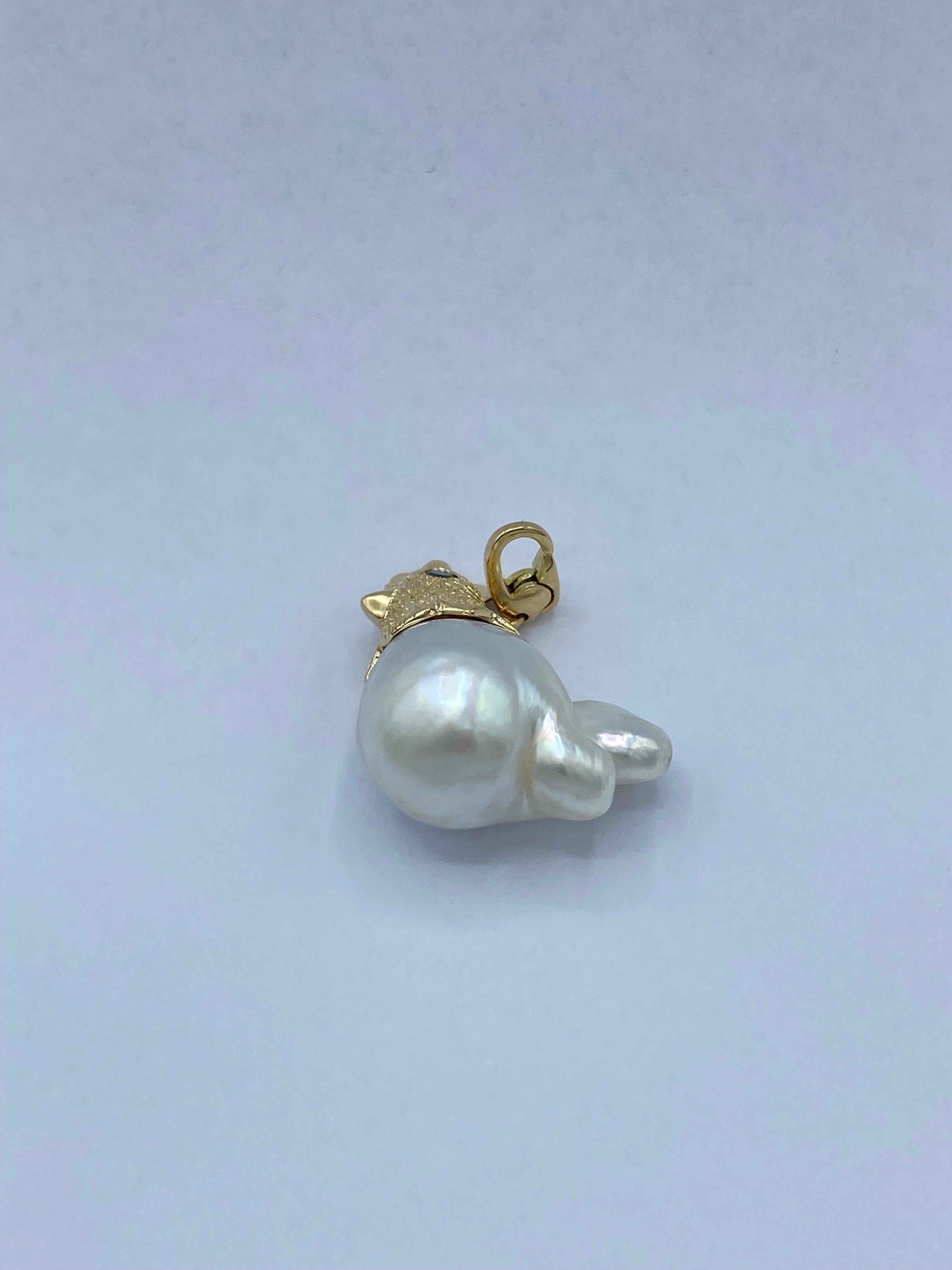 18Kt Gold Hen Pendant/Charm with Australian Pearl and Black Diamonds For Sale 3