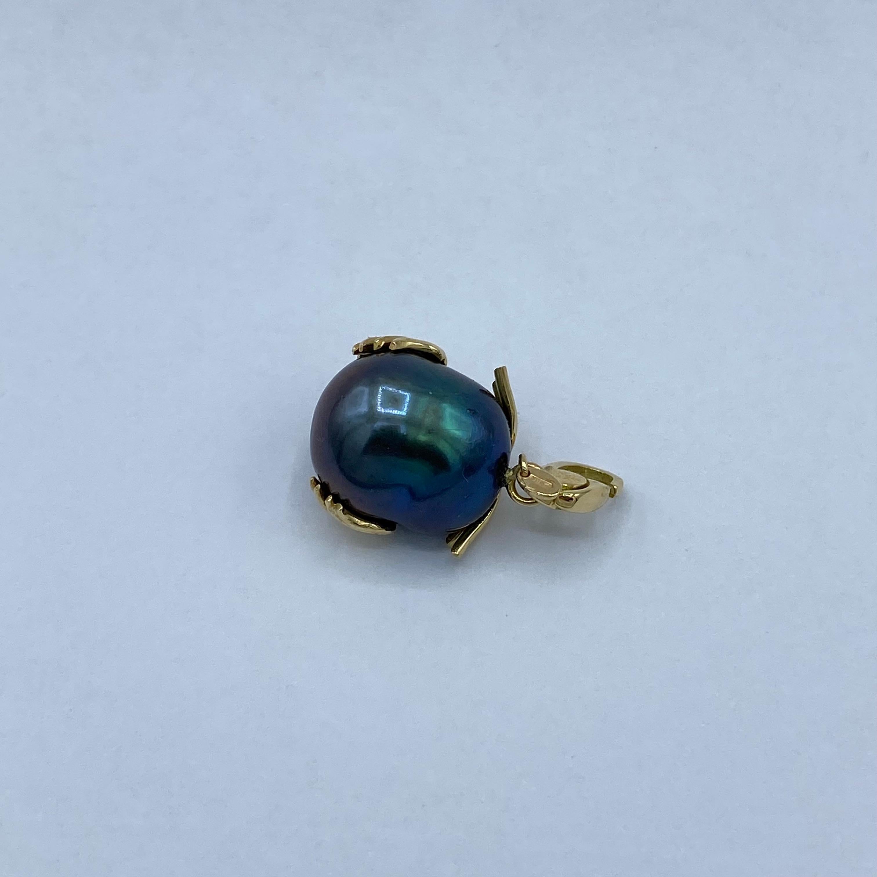 Artisan Pendant/Charm Owl in 18Kt gold black diamonds and Tahiti pearl For Sale