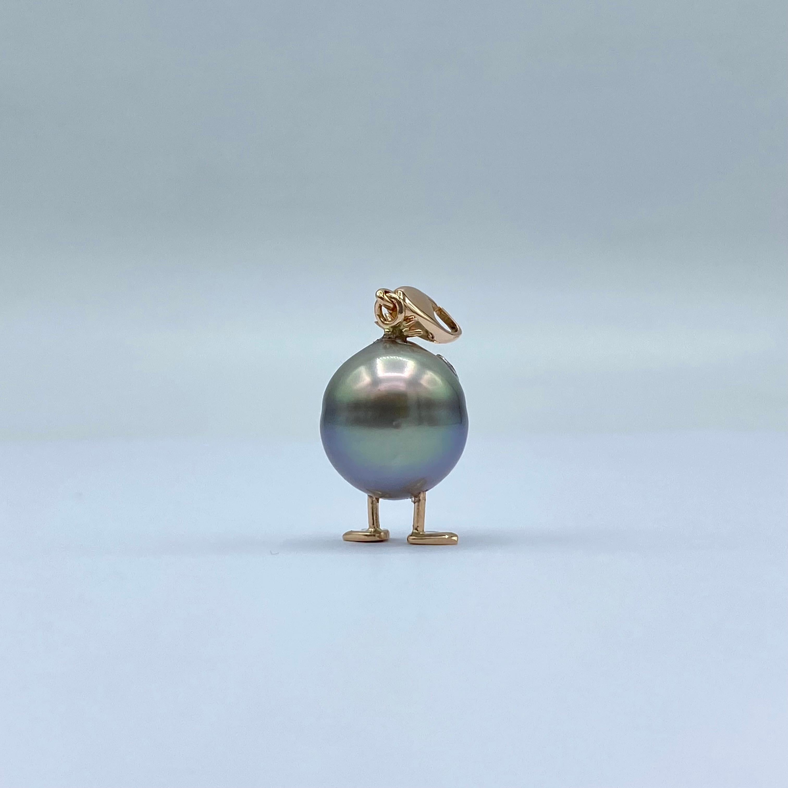 18Kt rose gold Duck pendant/ Charm with Tahiti pearl and black diamonds
I made a duck-shaped piece of jewelry with this wonderful Tahitian pearl measuring about 13x14 mm.
All details are in red gold.
His eyes are two black diamonds totaling 0.07 ct