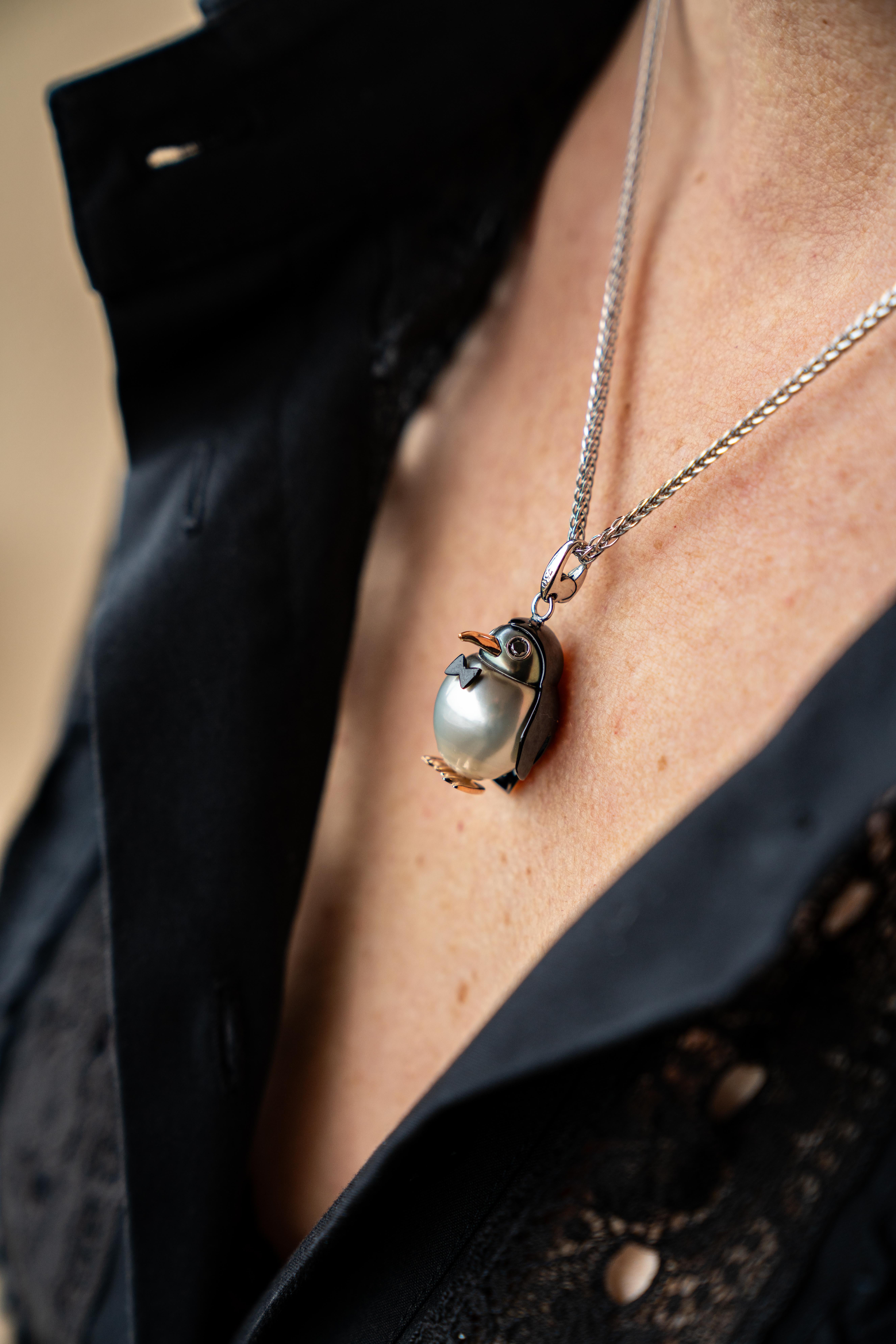 Avec une spectaculaire perle de Tahiti bicolore de 15x20 mm, j'ai réalisé un élégant pingouin. Son manteau et son nœud papillon sont en or blanc 18kt et sont noirs grâce à un procédé galvanique appelé e-coating.
Le bec et les pattes sont en or