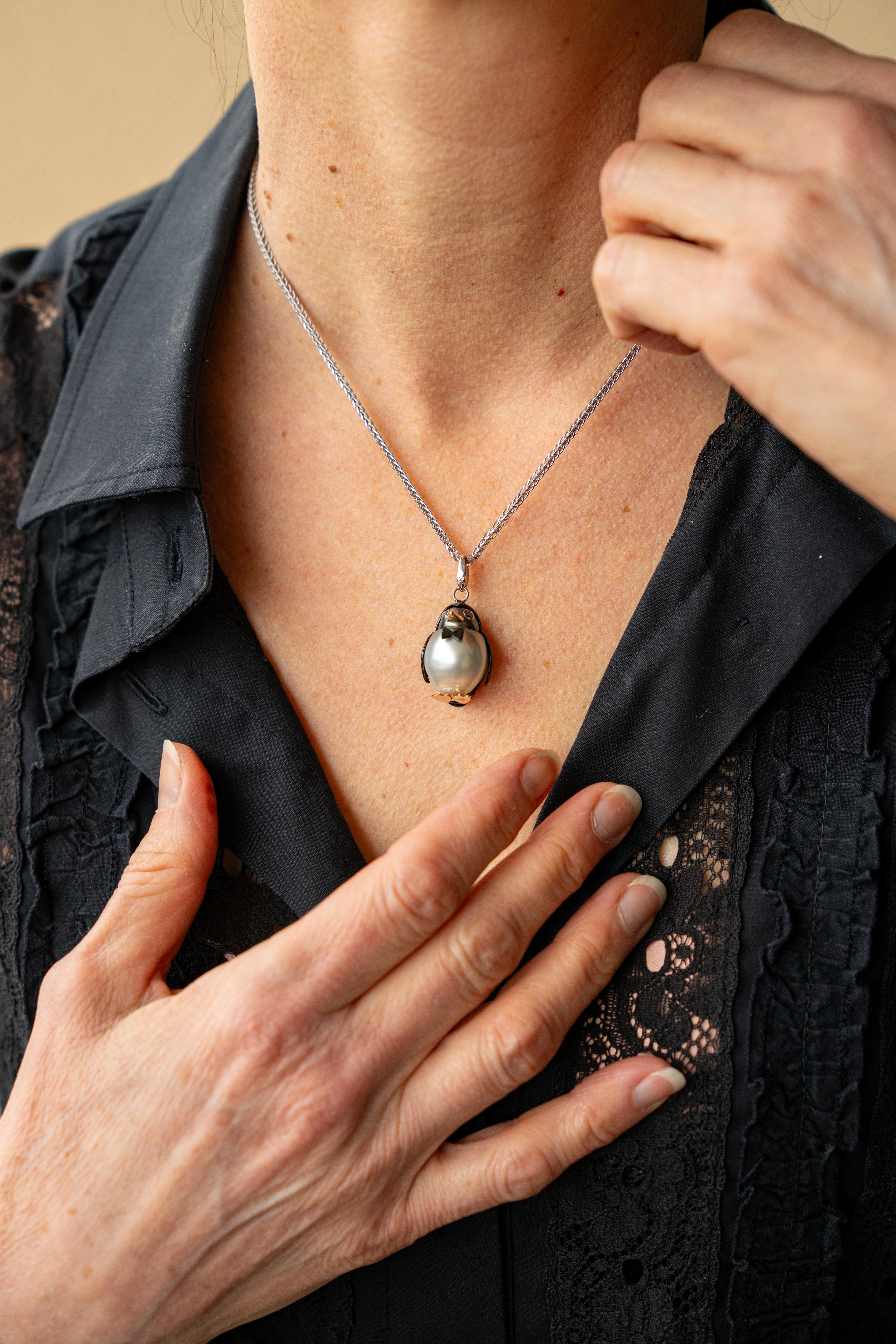 Artisan Pendentif/bracelet pingouin en or 18Kt avec perle en diamant noir de Tahiti en vente