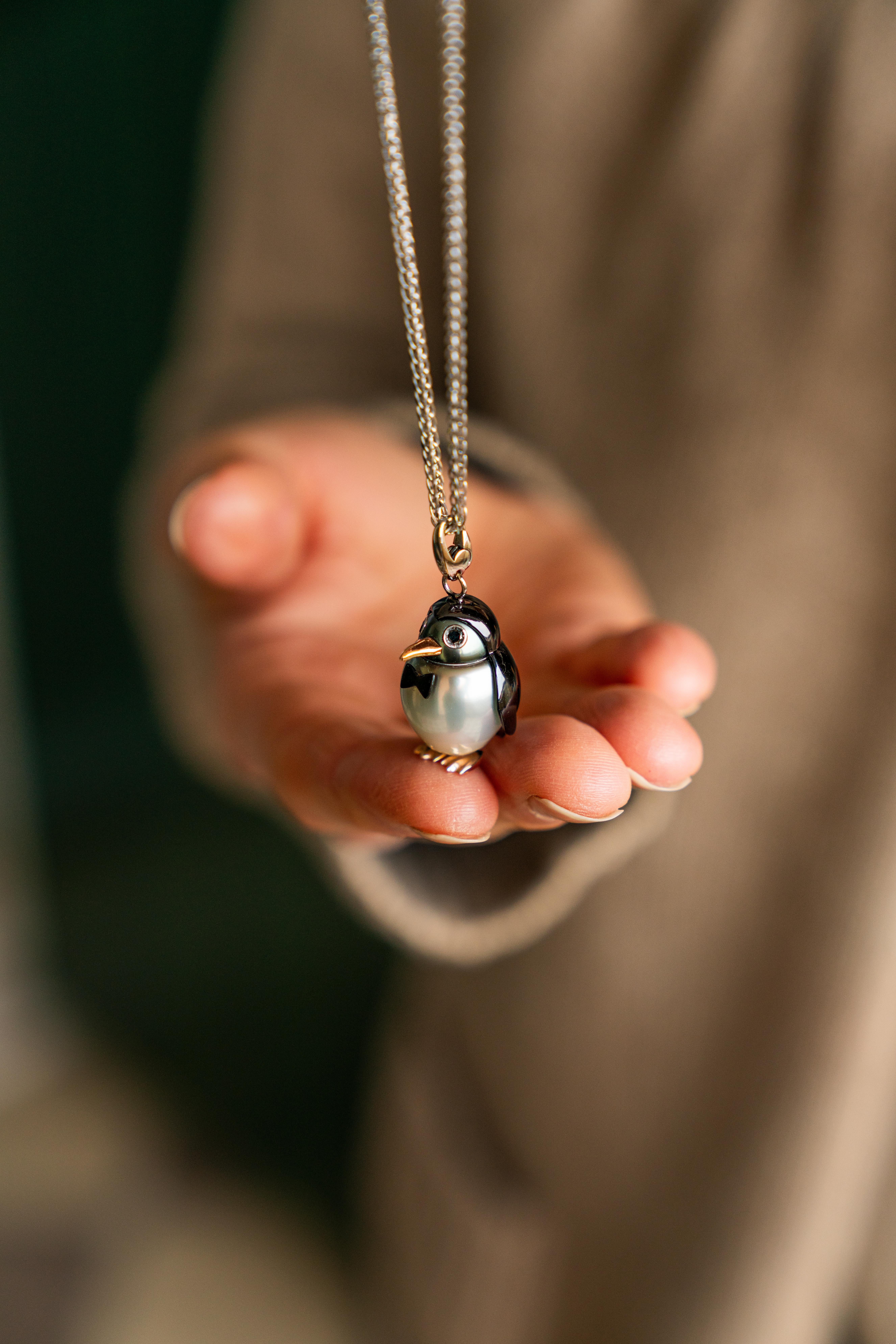 Round Cut Pendentif/bracelet pingouin en or 18Kt avec perle en diamant noir de Tahiti en vente