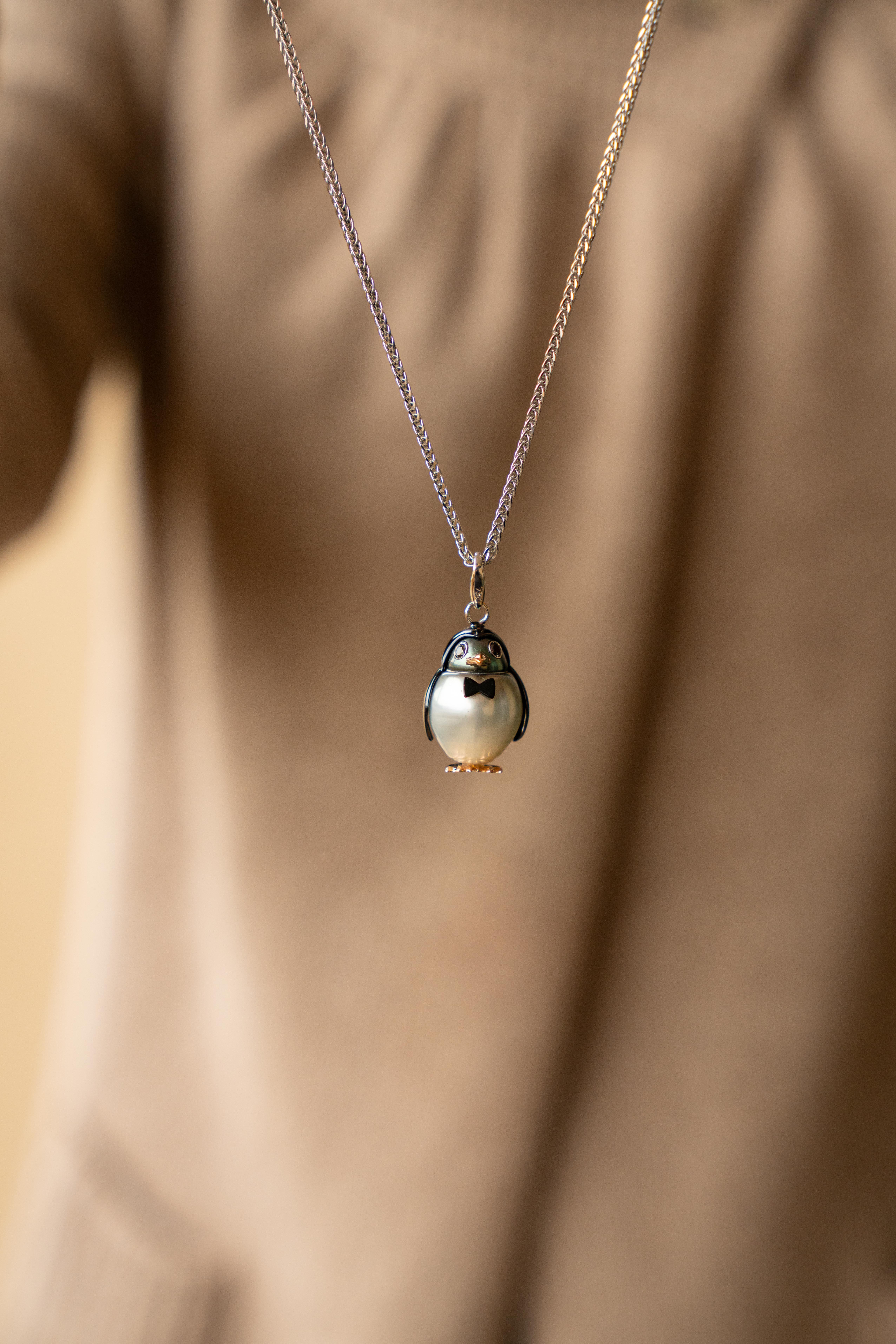 Pendentif/bracelet pingouin en or 18Kt avec perle en diamant noir de Tahiti Neuf - En vente à Bussolengo, Verona