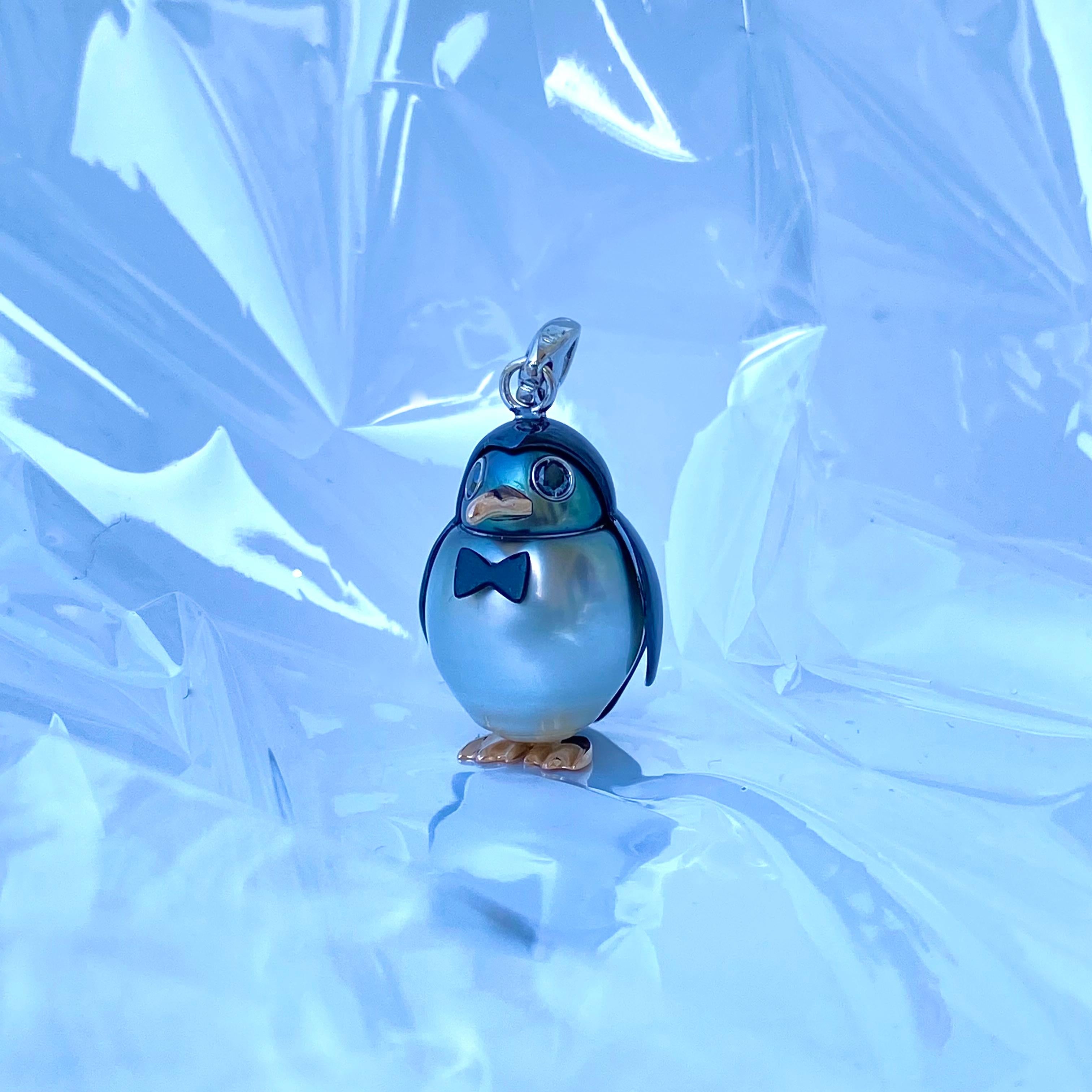 Using a spectacular two-tone Tahiti pearl measuring 15x20 mm, I made an elegant penguin. His coat and bow tie are 18kt white gold are black thanks to a galvanic process called e-coating.
The beak and paws are made of rose gold.
The eyes are two
