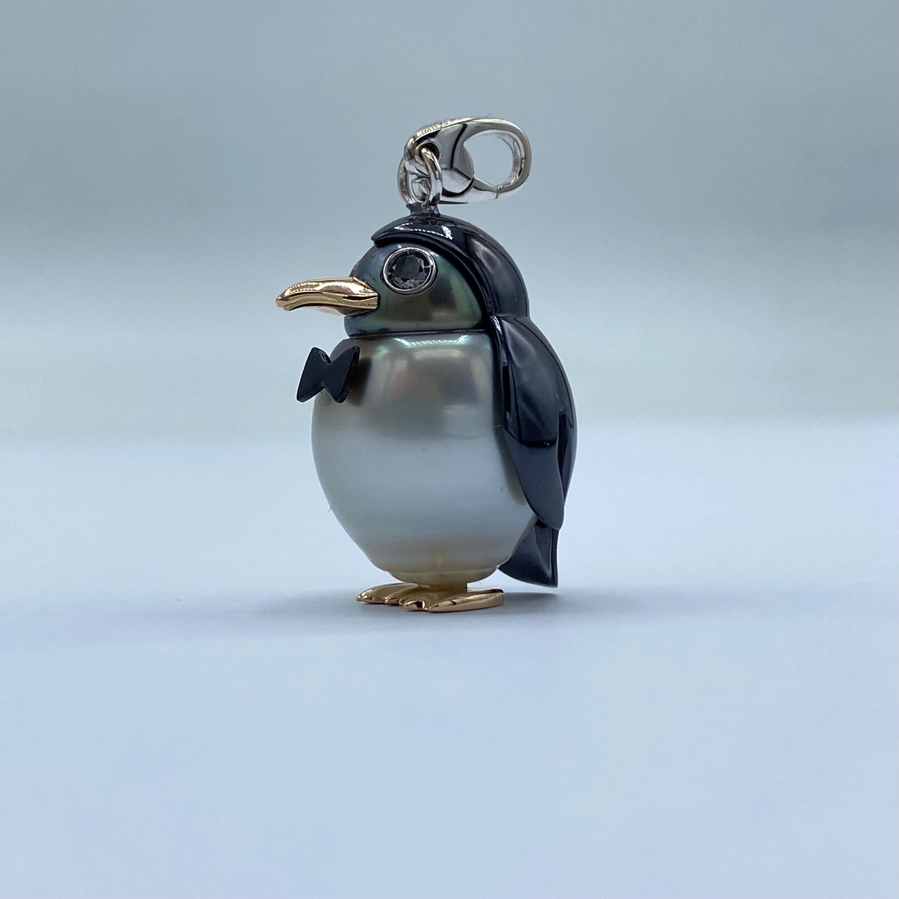 Round Cut 18Kt gold penguin pendant/charm with black diamond Tahiti pearl For Sale