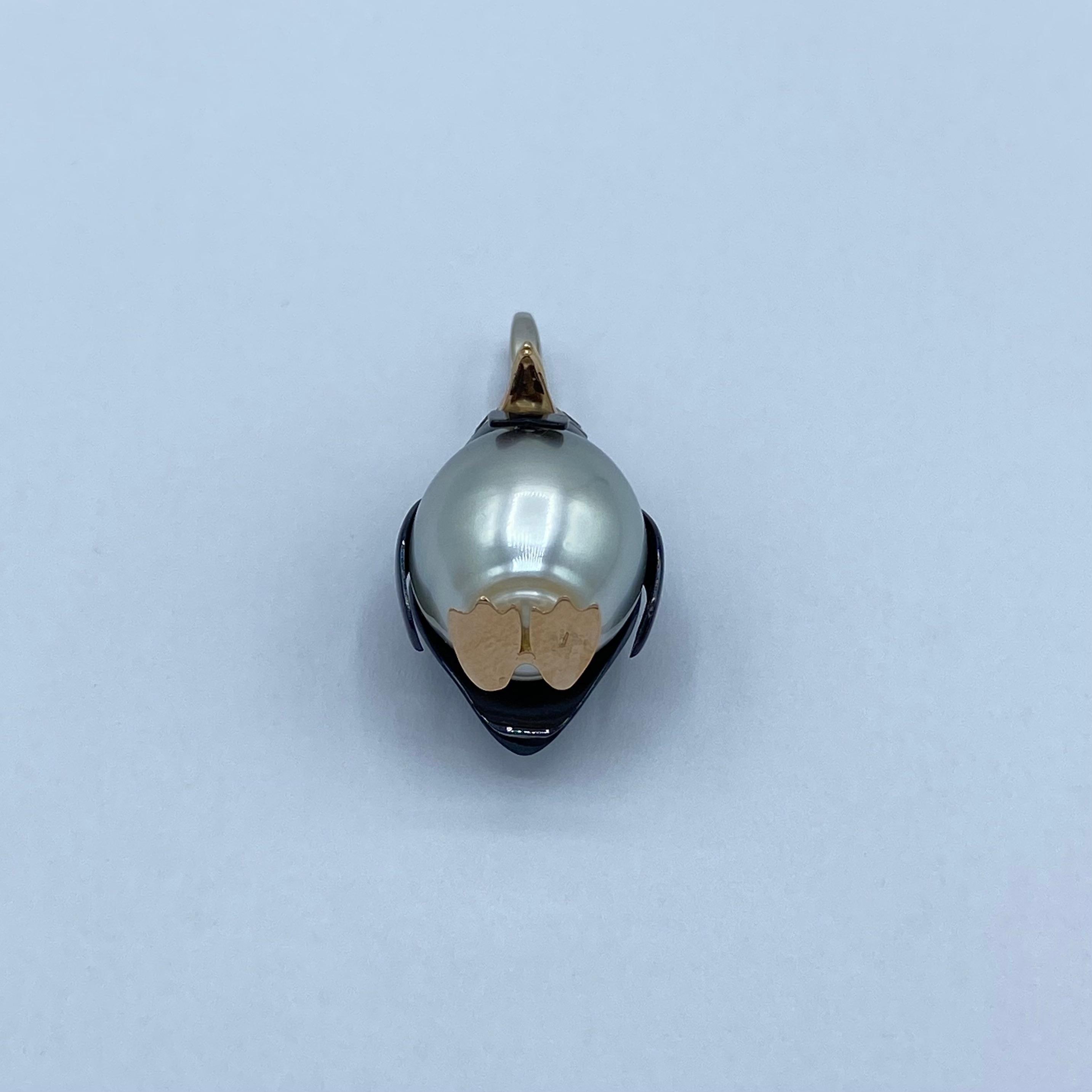 18Kt gold penguin pendant/charm with black diamond Tahiti pearl For Sale 1