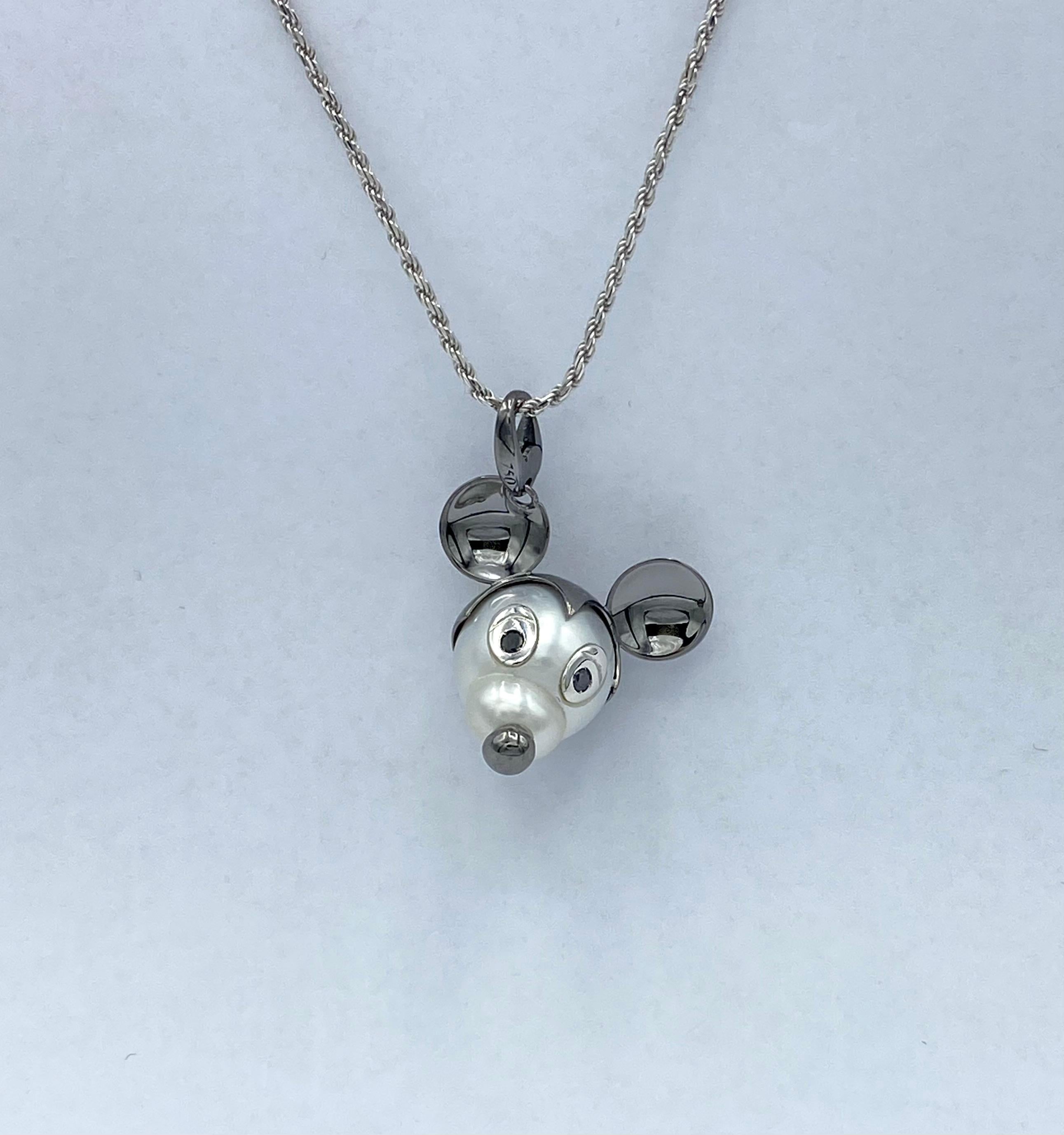 Pendentif Mickey Mouse en or 18Kt avec diamants noirs et perle australienne en vente 10