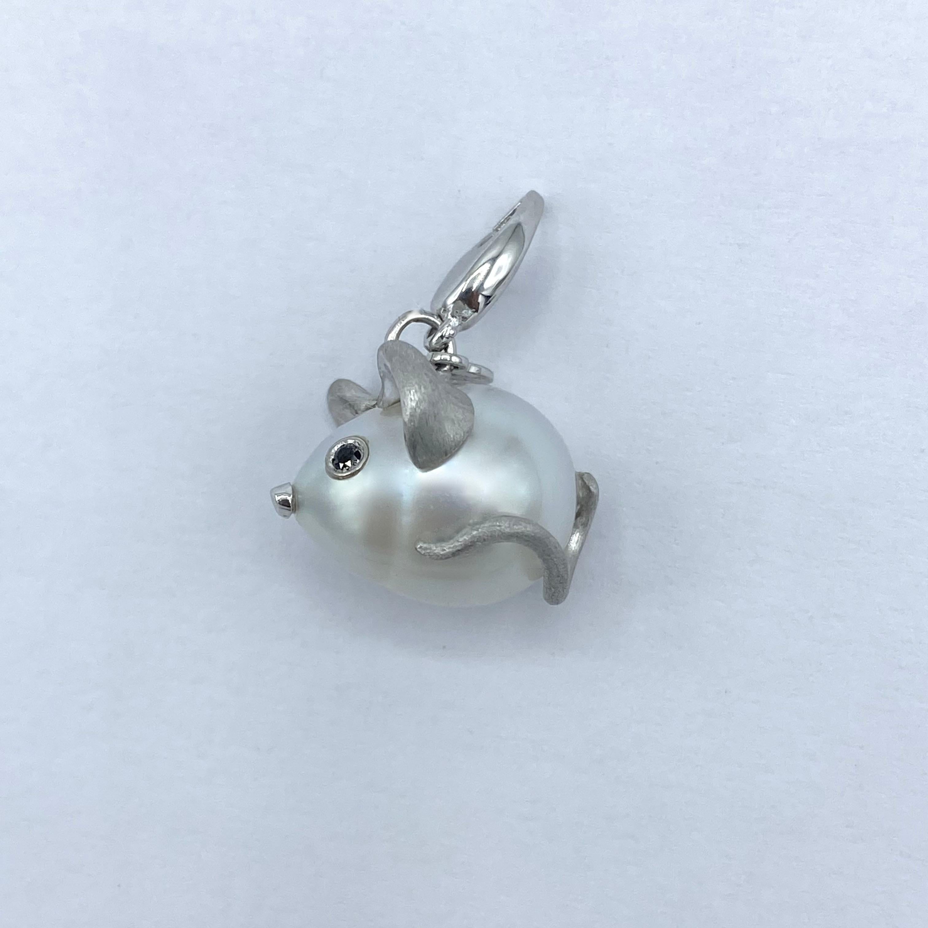 Ho deciso di creare un ciondolo a forma di topolino con questa perla australiana ovale di qualità eccellente da 11 x 14 mm.
Gli elementi creati sono in oro bianco 18Kt e sono realizzati a mano. Proprio per queste caratteristiche è un pezzo unico. La
