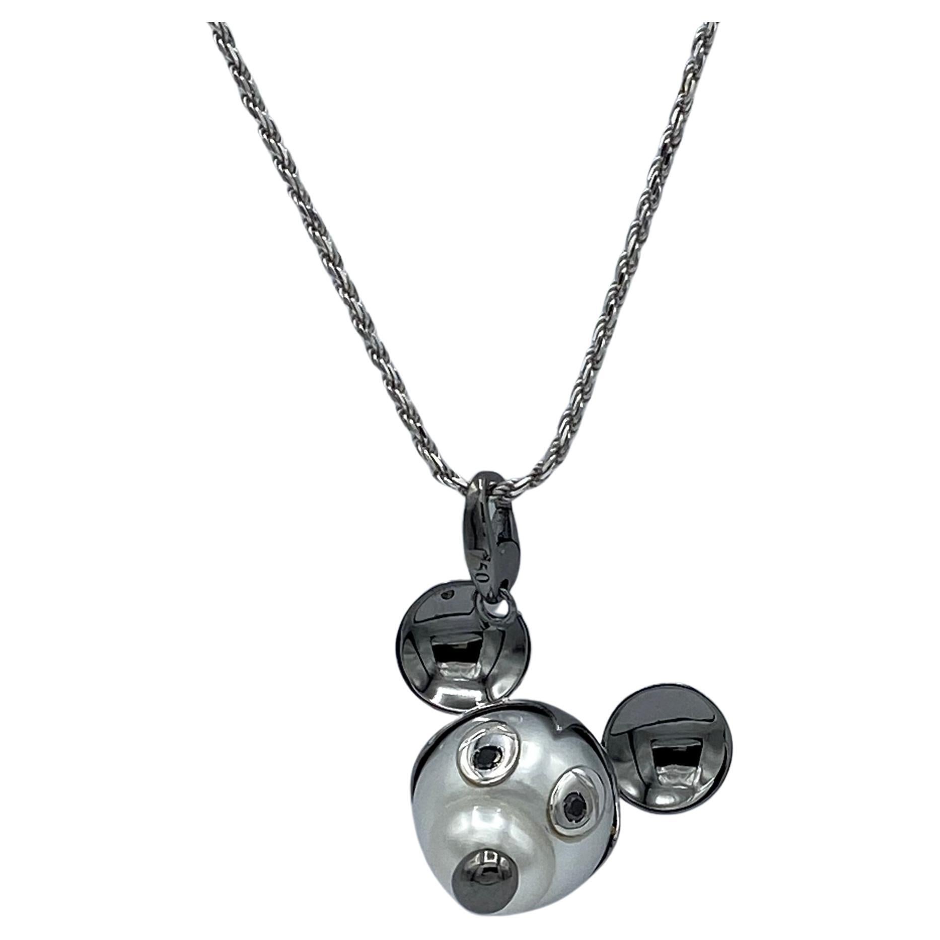 Round Cut Pendentif Mickey Mouse en or 18Kt avec diamants noirs et perle australienne en vente