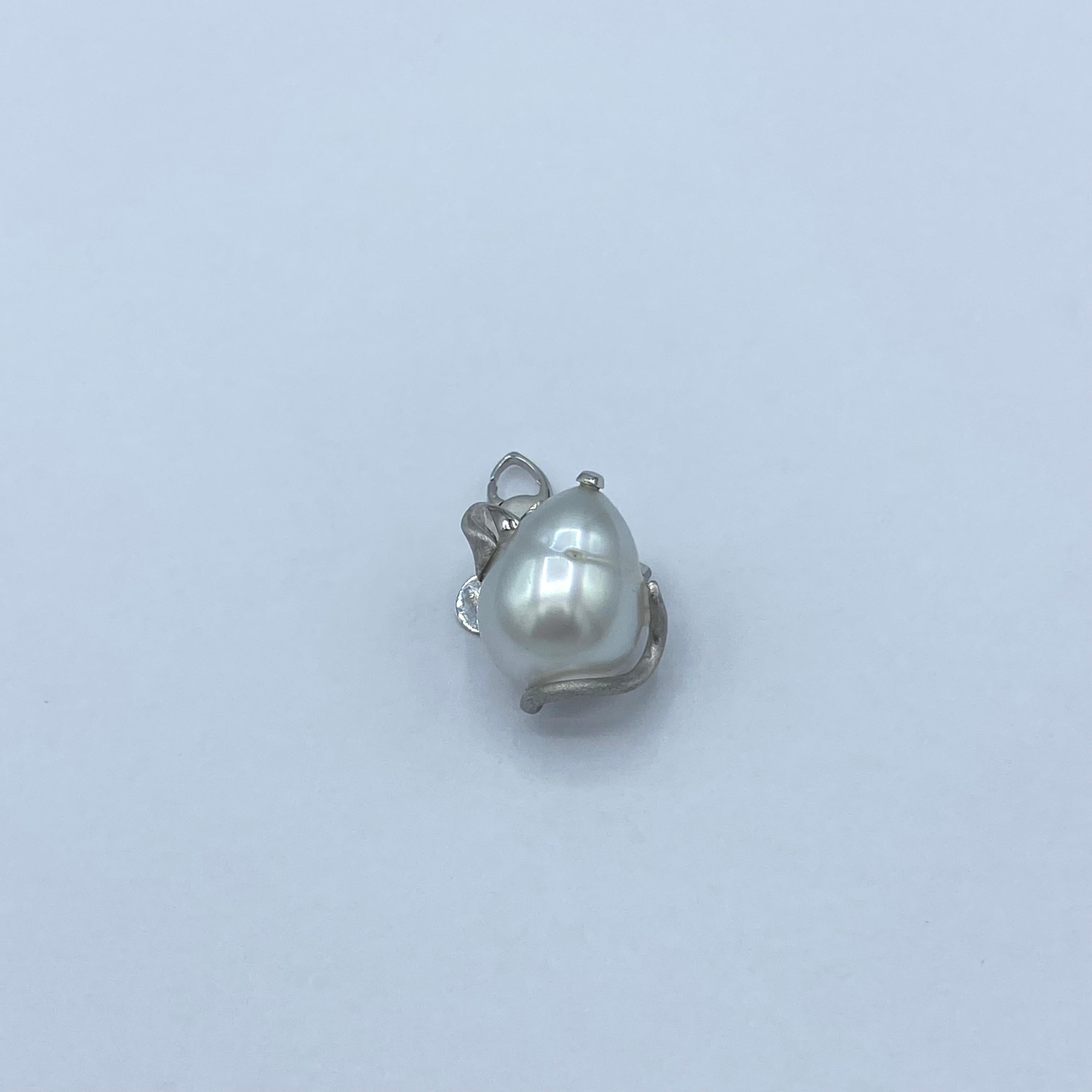 Round Cut Ciondolo/Charm Topolino in oro 18Kt diamanti neri e perla Australiana For Sale