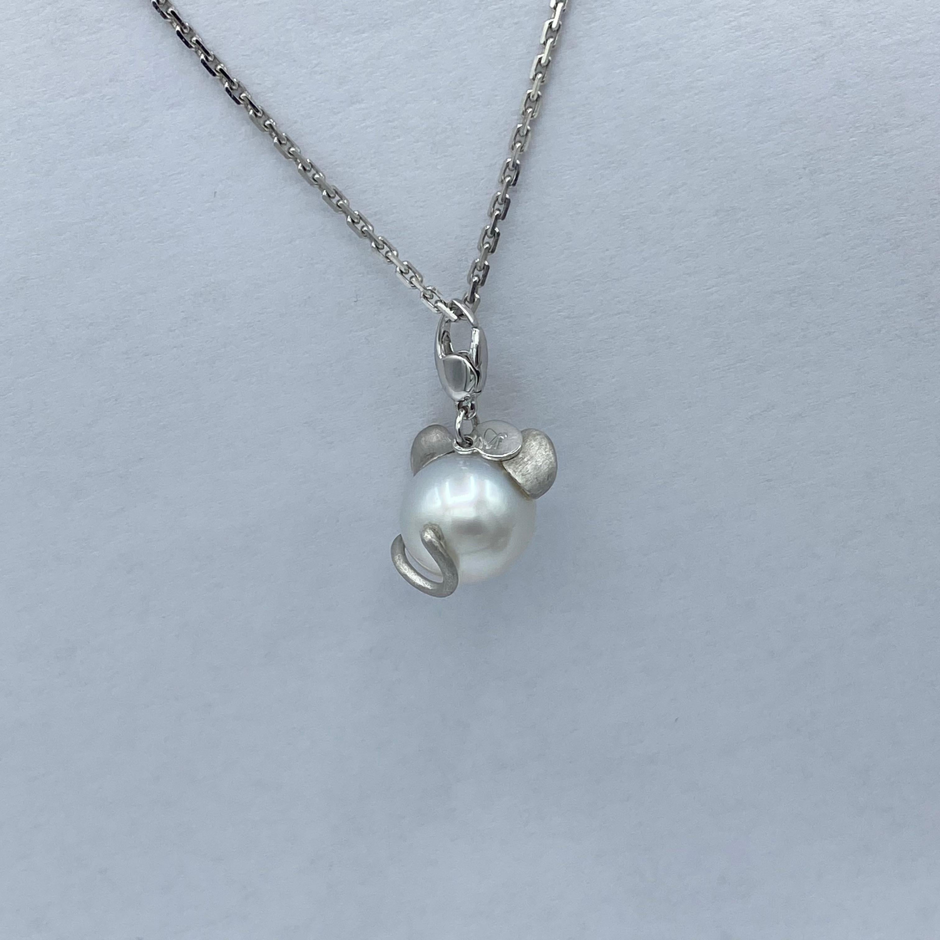 Ciondolo/Charm Topolino in oro 18Kt diamanti neri e perla Australiana For Sale 3