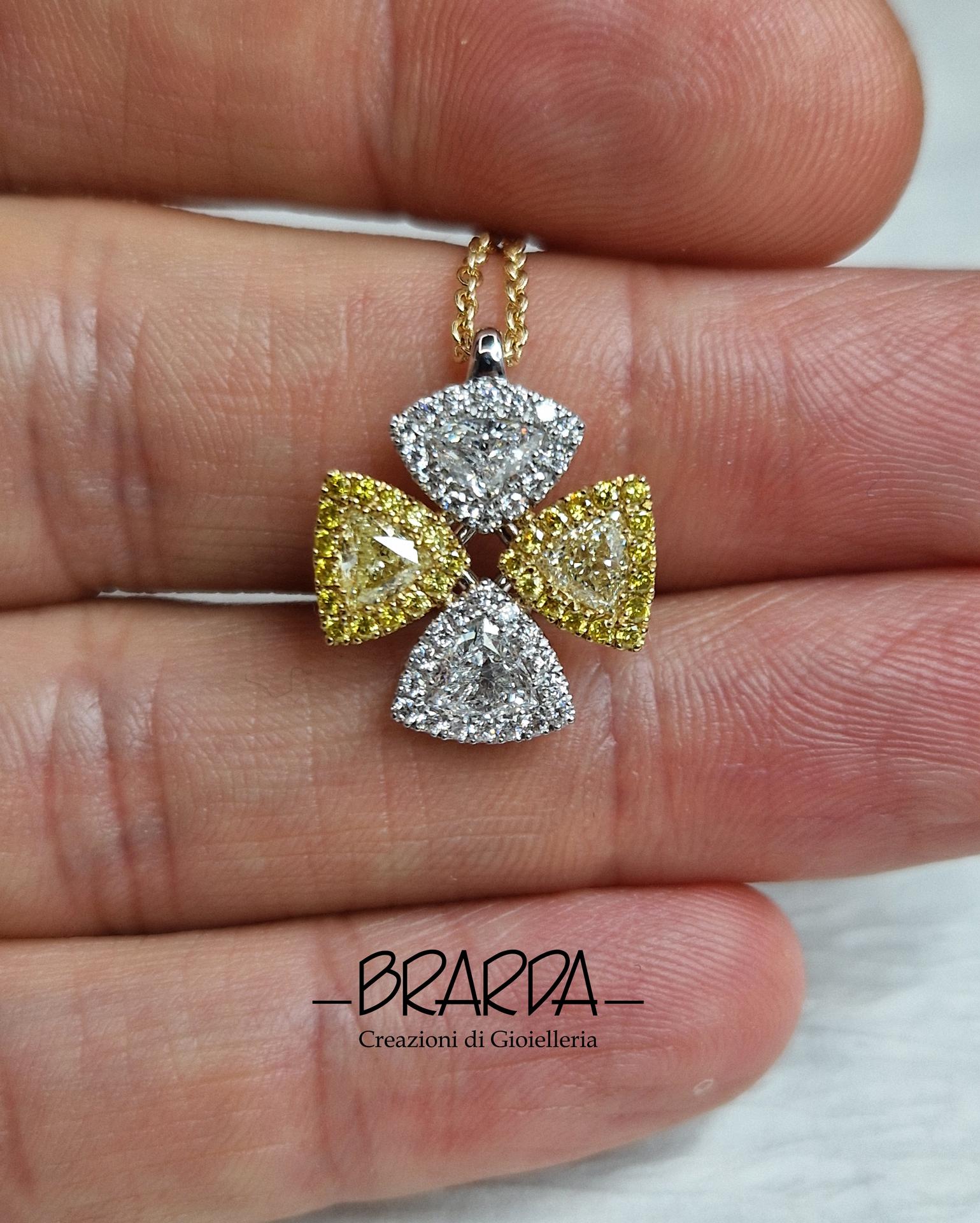 Trillion Cut Ciondolo CROCE Moderna con Diamanti fancy in vendita
