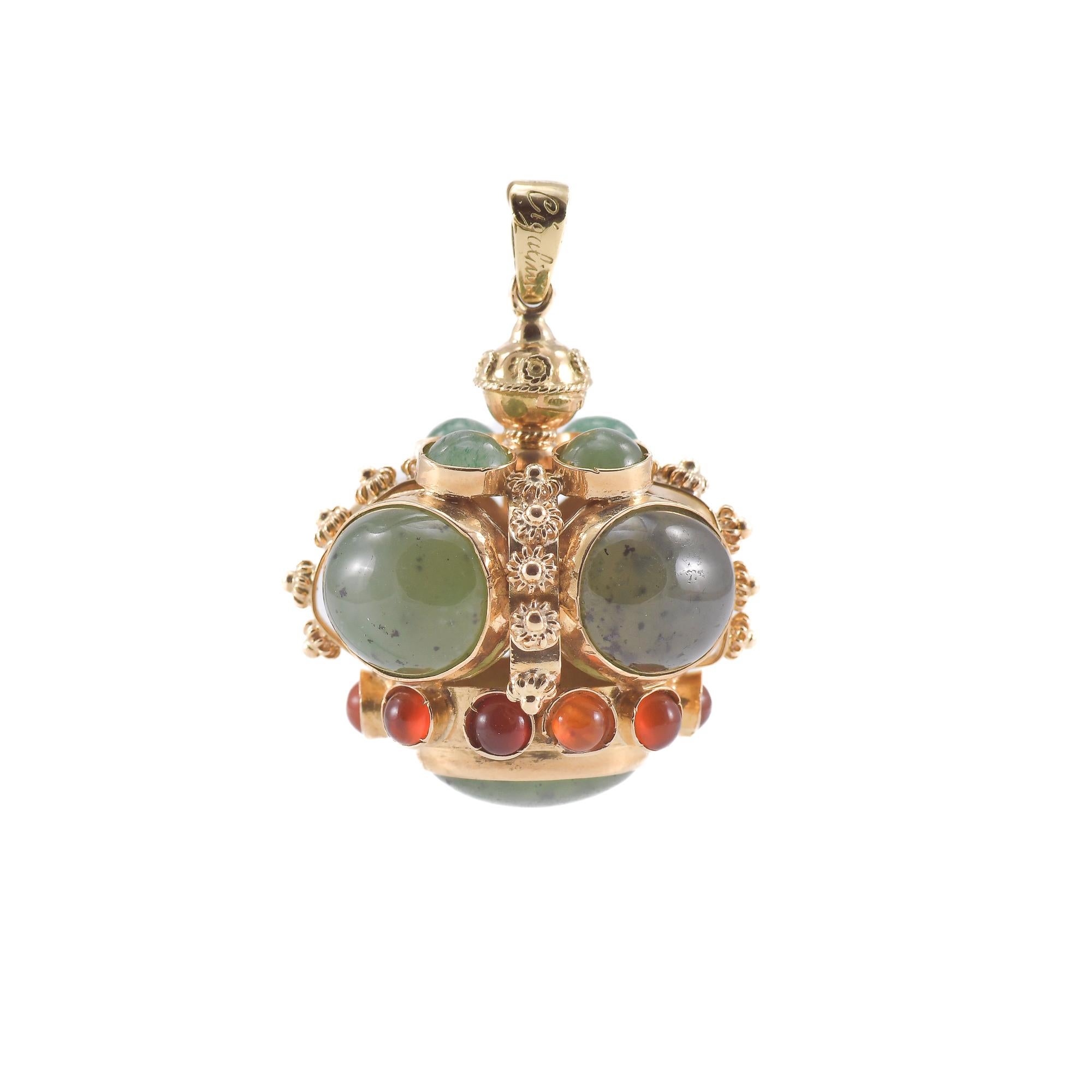 Anhänger aus 18 Karat Gelbgold (750/1000) mit der Aufschrift '750 CIGALINI' in Form einer stilisierten Krone aus graviertem und durchbrochenem Gold, verziert mit Cabochon-Steinen.
Das Gesamtgewicht beträgt 27,09 Gramm.
Eine detaillierte Beschreibung