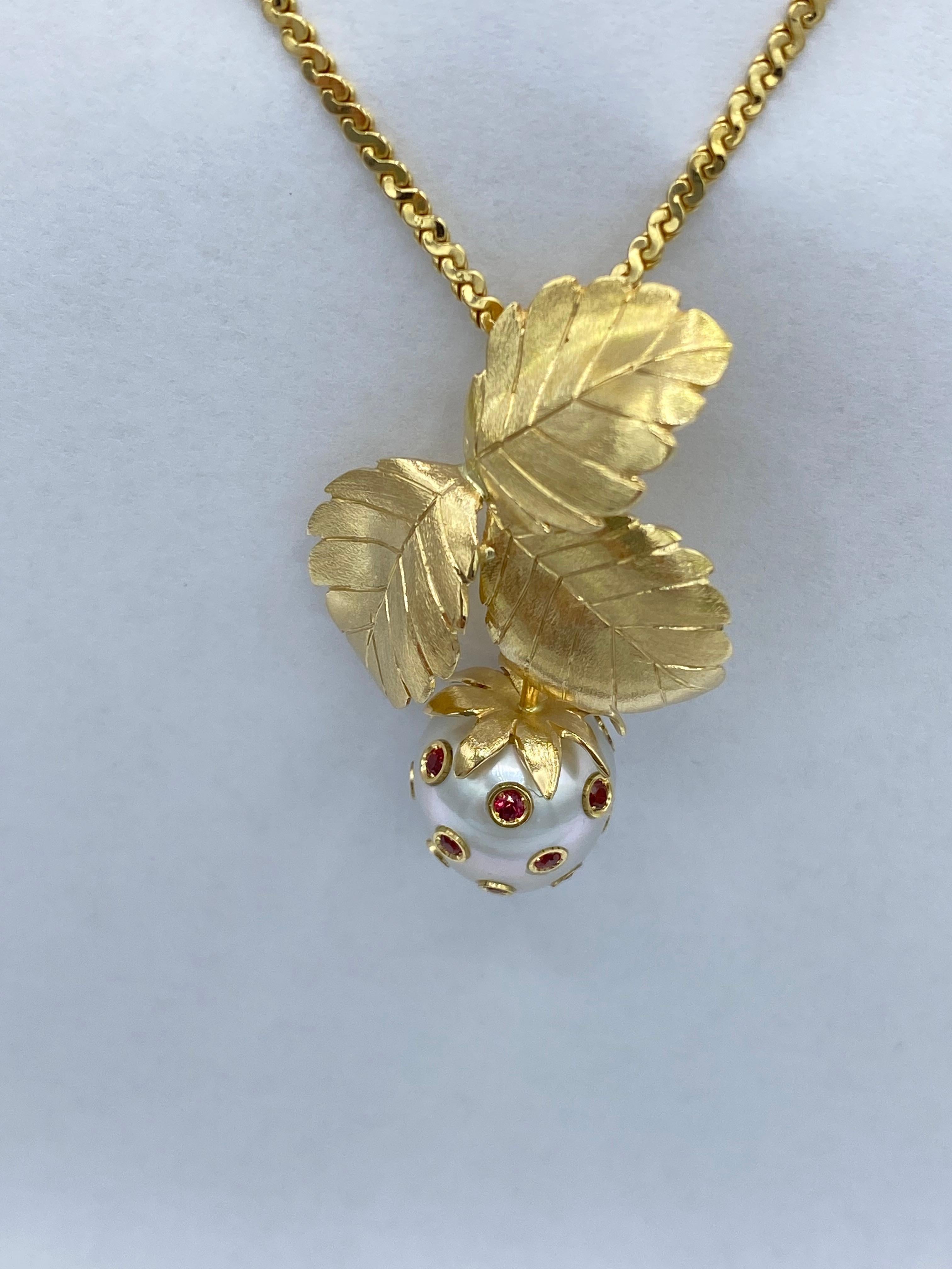 Ciondolo fragola in oro 18Kt con zaffiri rossi e perla Australiana For Sale 4