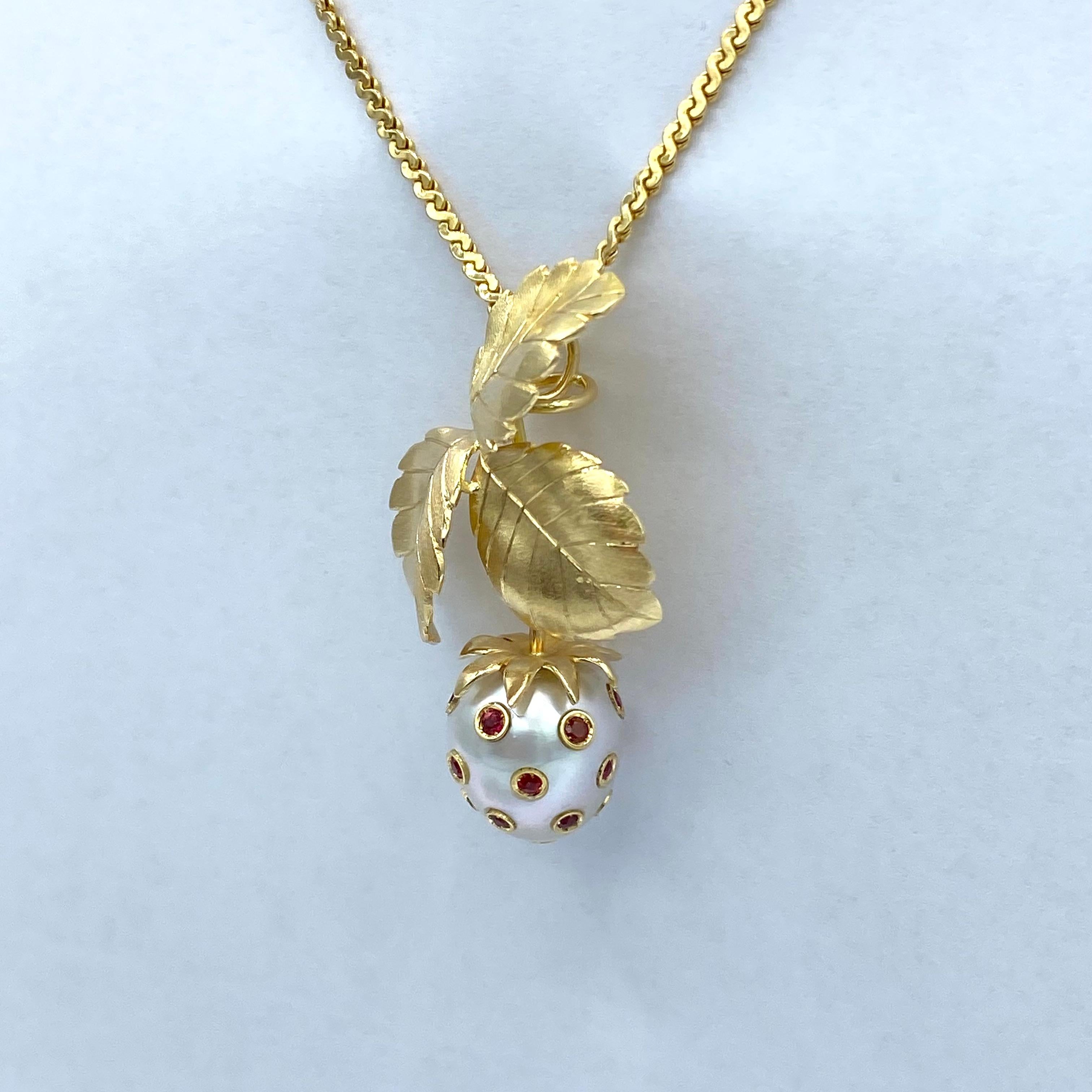Ciondolo fragola in oro 18Kt con zaffiri rossi e perla Australiana For Sale 5