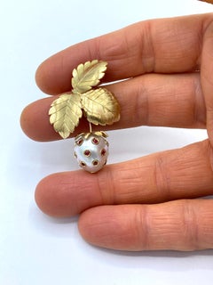 Ciondolo fragola in oro 18Kt con zaffiri rossi e perla Australiana