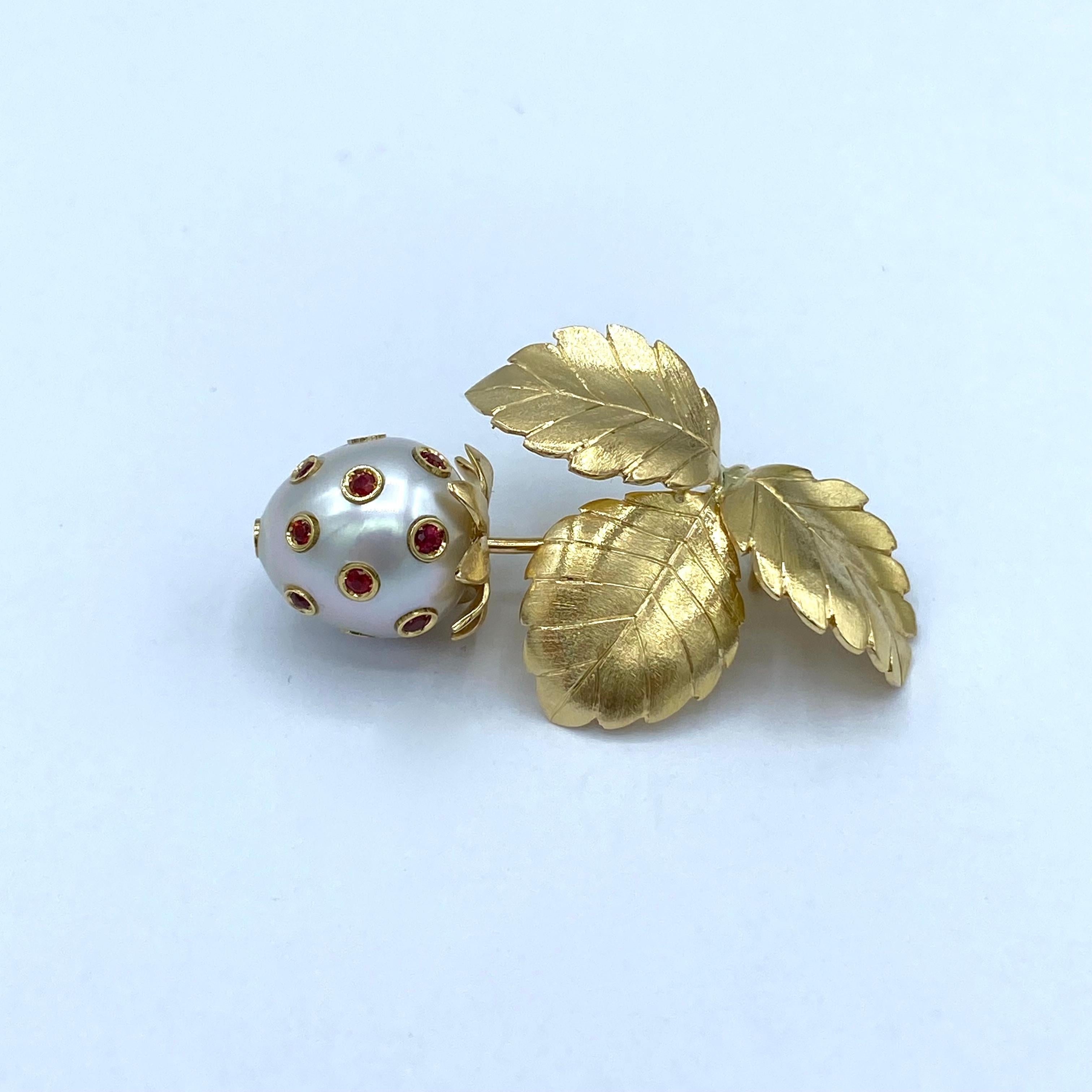 Artisan Ciondolo fragola in oro 18Kt con zaffiri rossi e perla Australiana For Sale