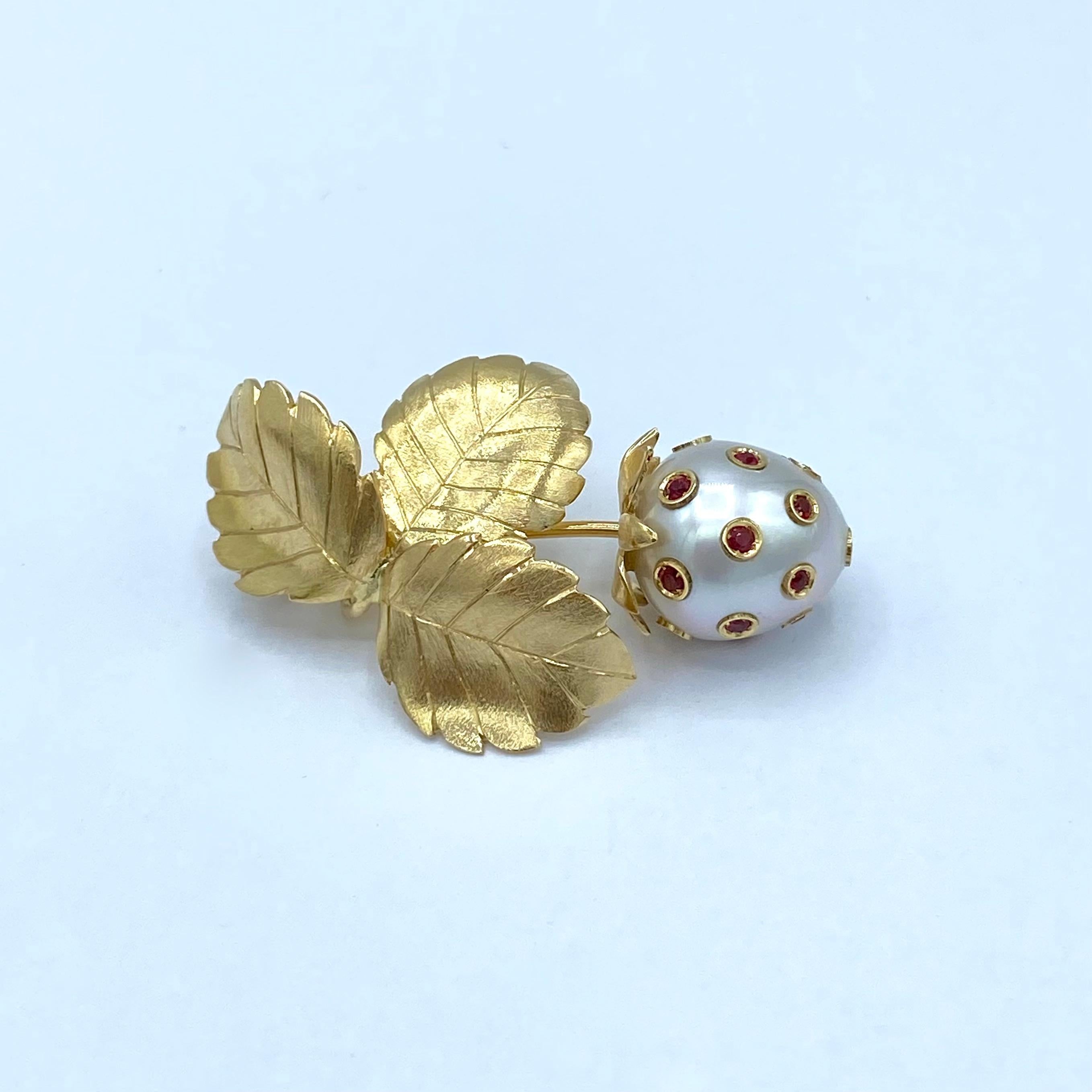 Round Cut Ciondolo fragola in oro 18Kt con zaffiri rossi e perla Australiana For Sale