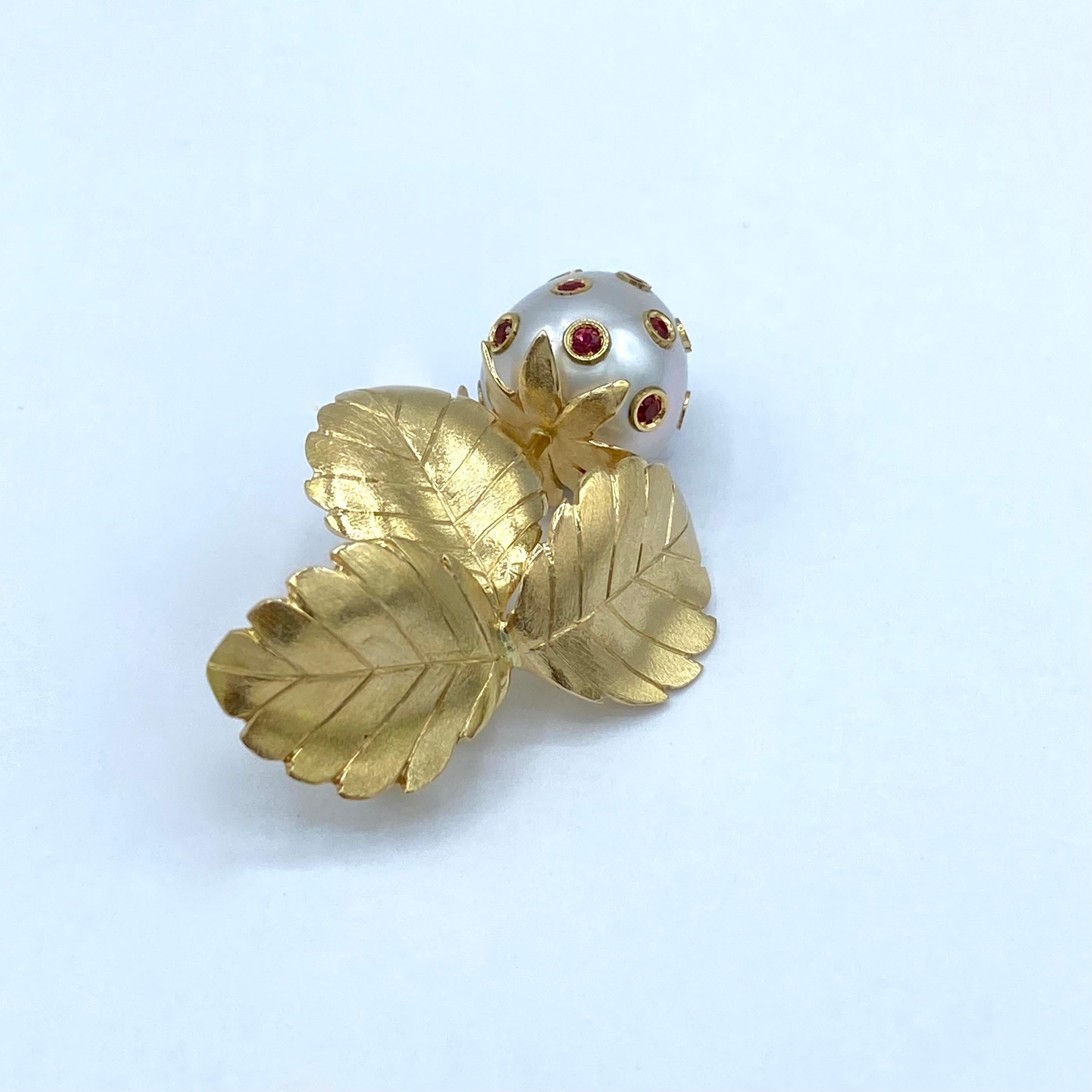 Ciondolo fragola in oro 18Kt con zaffiri rossi e perla Australiana In New Condition For Sale In Bussolengo, Verona