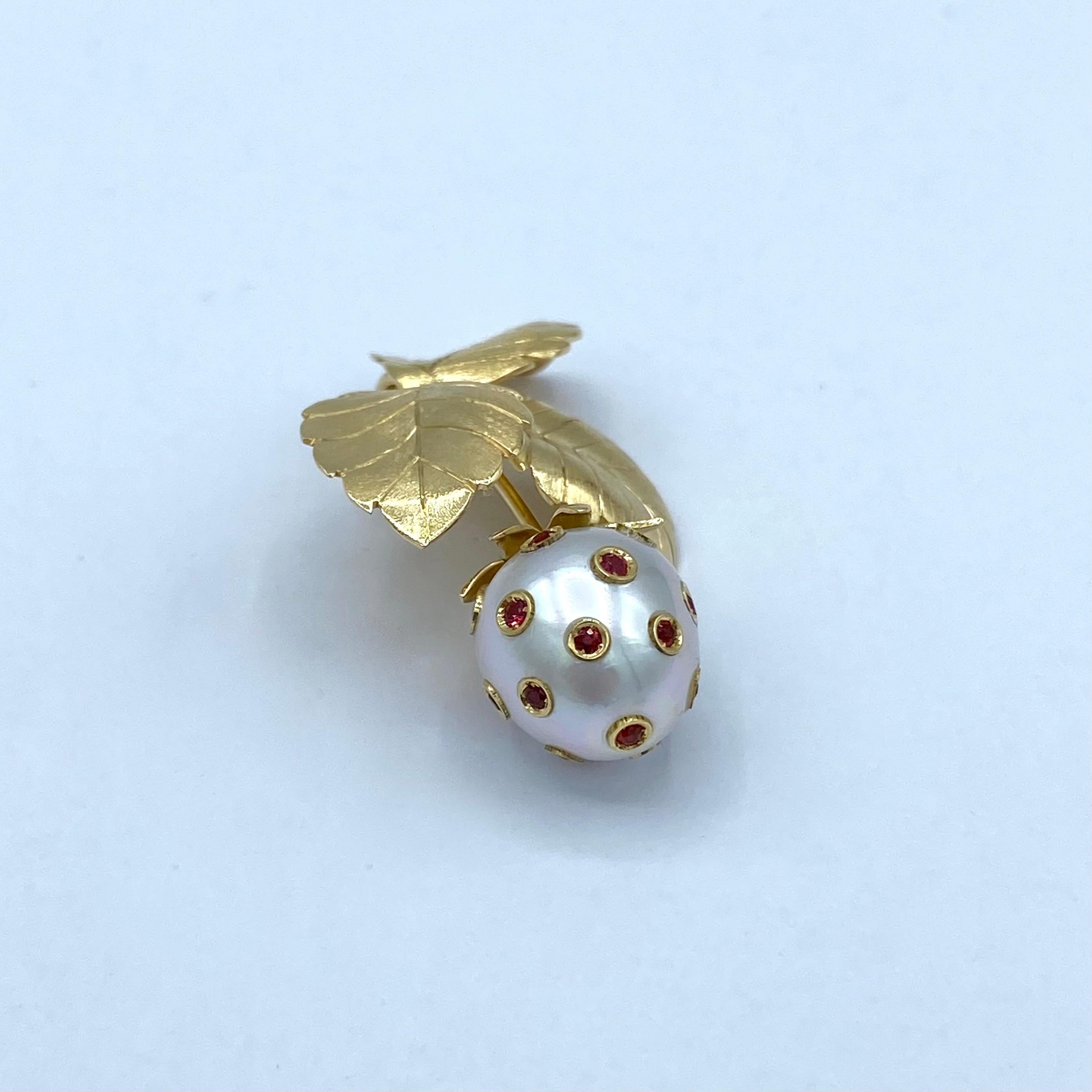 Ciondolo fragola in oro 18Kt con zaffiri rossi e perla Australiana For Sale 1