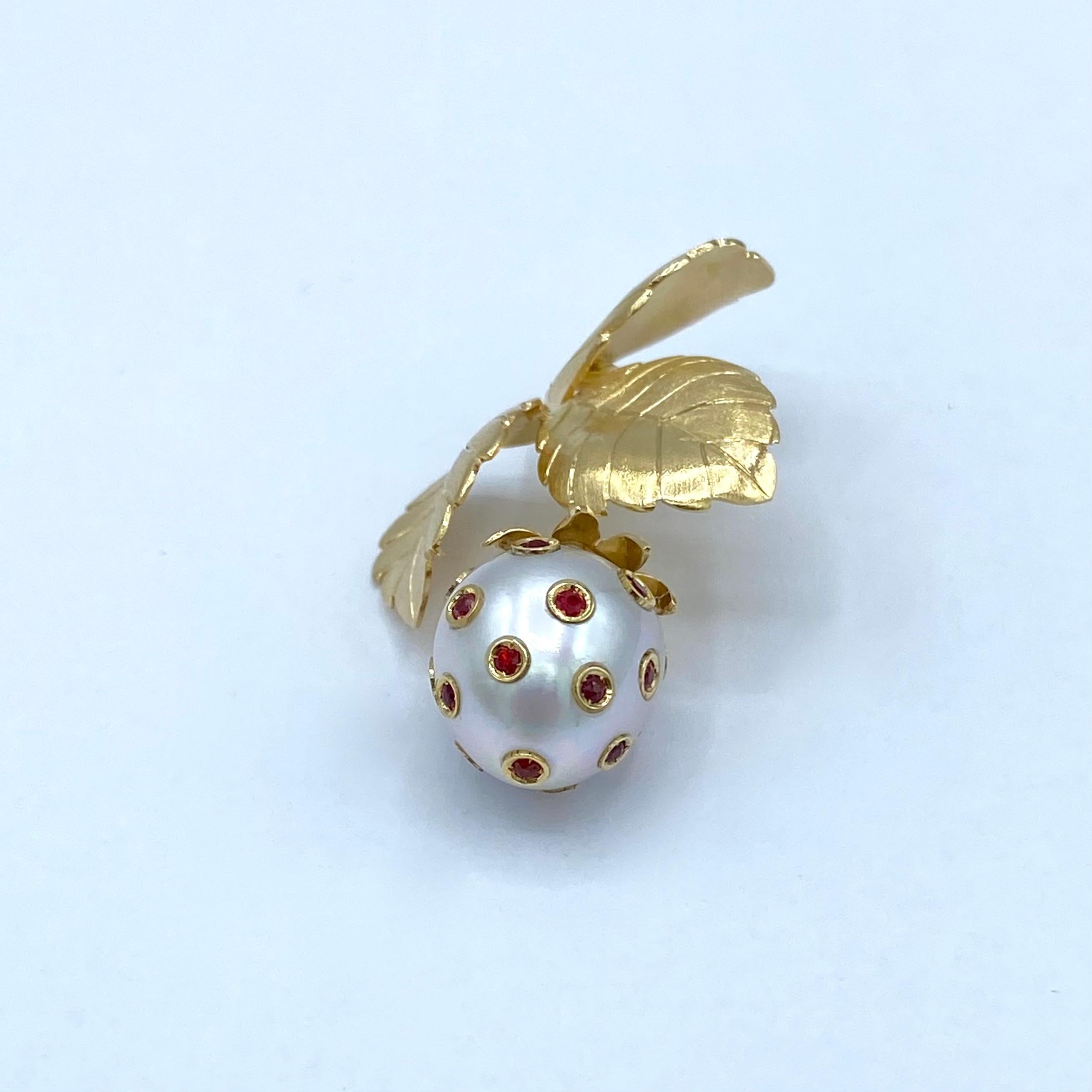 Ciondolo fragola in oro 18Kt con zaffiri rossi e perla Australiana For Sale 3
