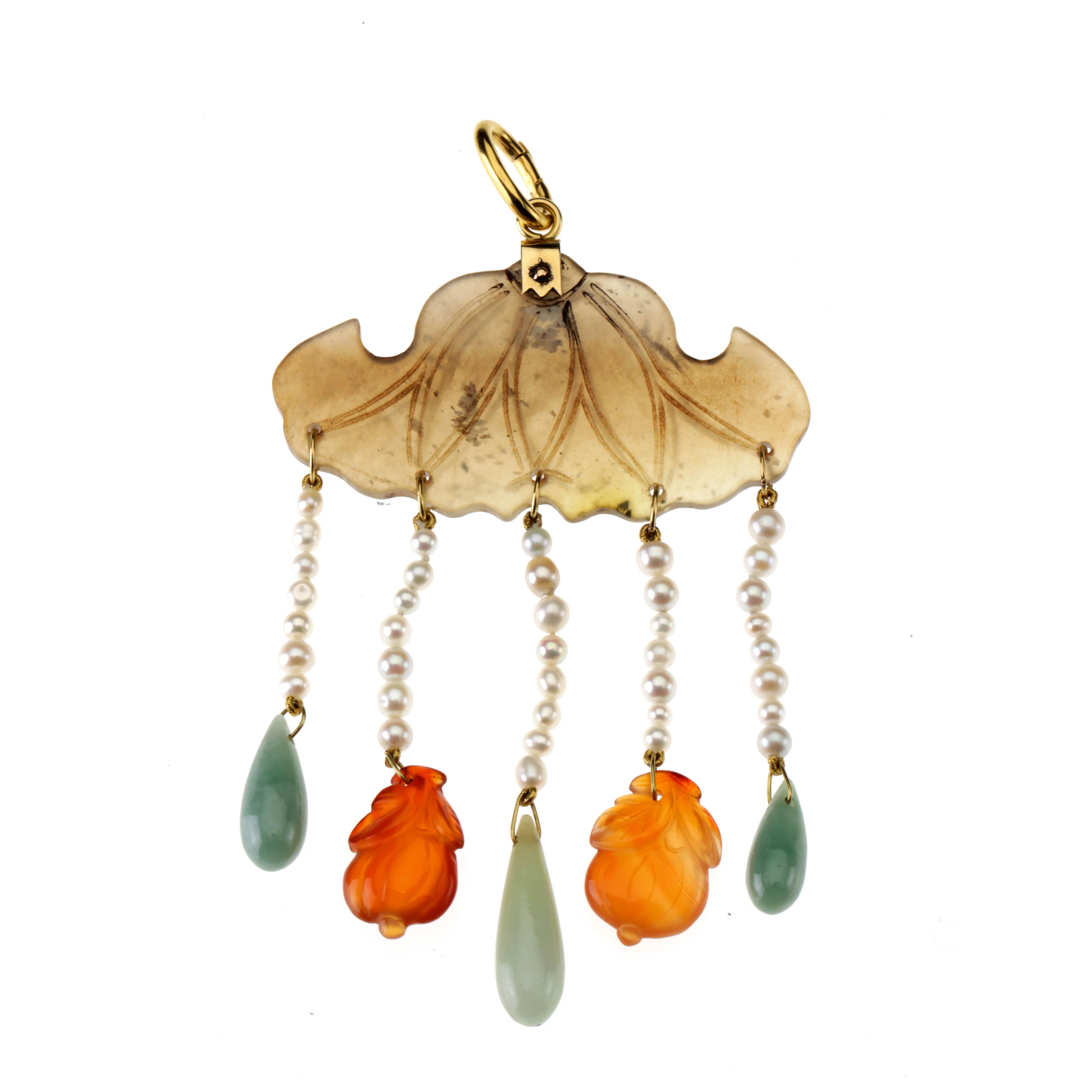 antikes chinesisches jade-lotusblatt 1800 mit naturperlen, die jade-tropfen und zwei granatäpfel tragen. alles antike stücke. der anhänger ist in 18k gold gefasst  gr. 24,87 liefern wir eine japanische Kimono-Seidenspitze, um sie zu tragen, aber da