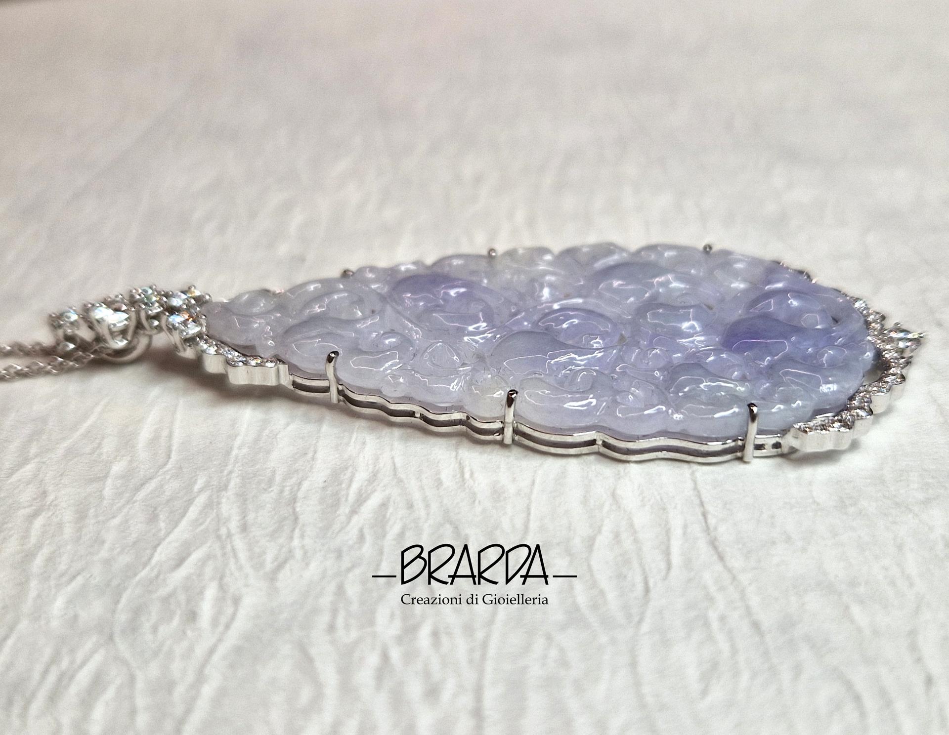 Moderno Ciondolo in GIADA Lavanda su collana lunga in vendita
